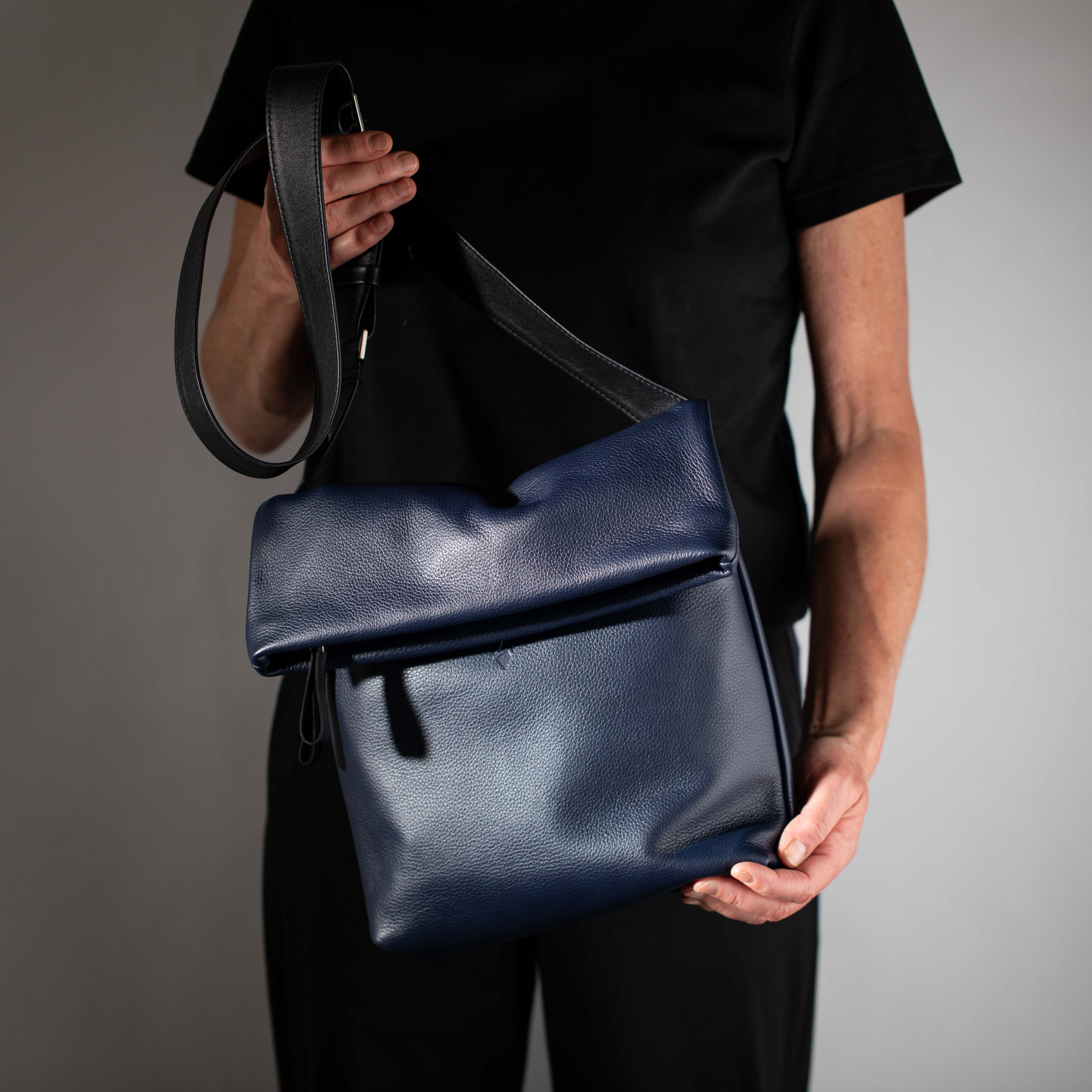 taschen-ackermann-leder-ledertaschen-rucksaecke-person-softnappa-hirschleder-olivenleder-157-Bearbeitet
