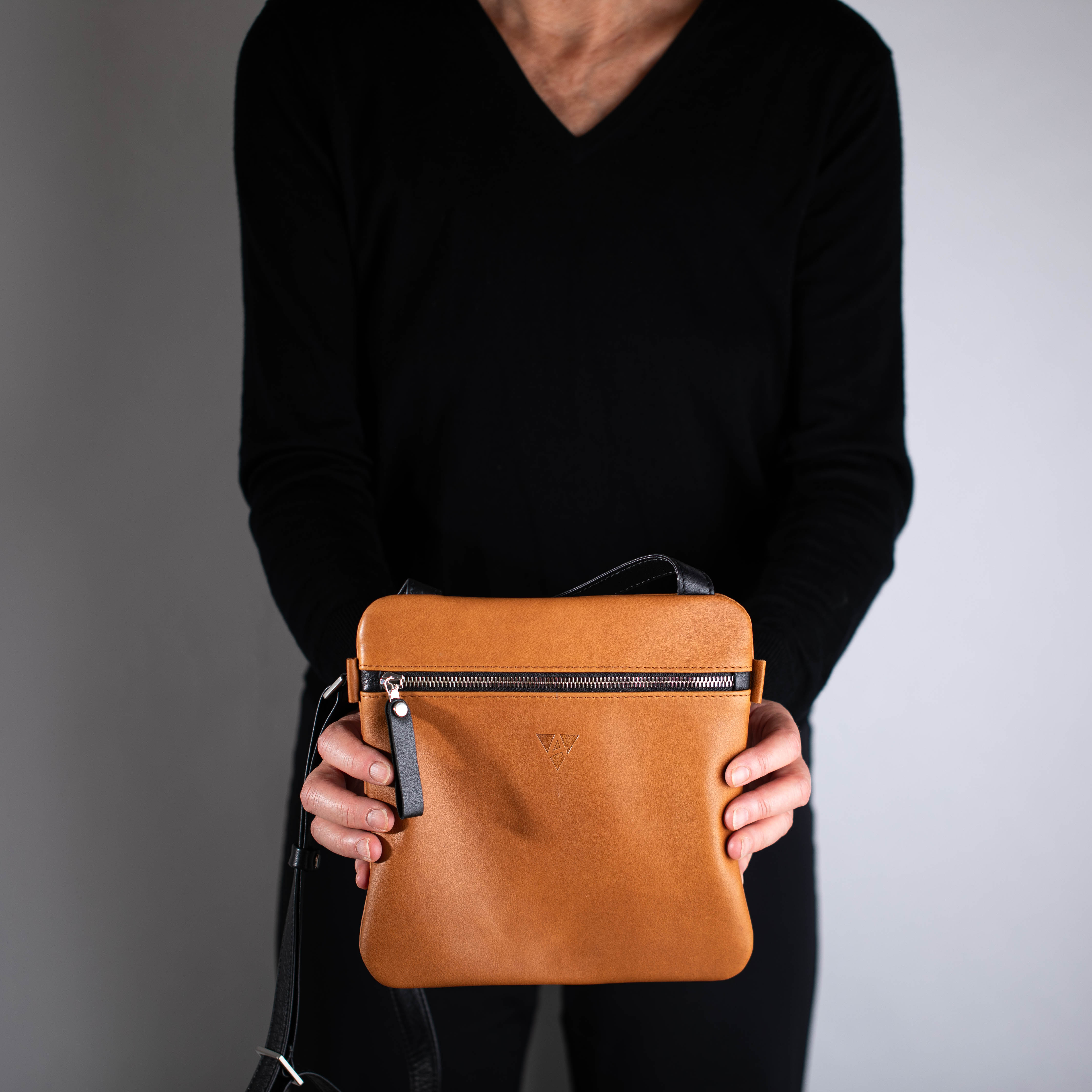 taschen-lederwaren-ackermann-leder-ledertaschen-rucksaecke-person-softnappa-hirschleder-olivenleder-151-Bearbeitet
