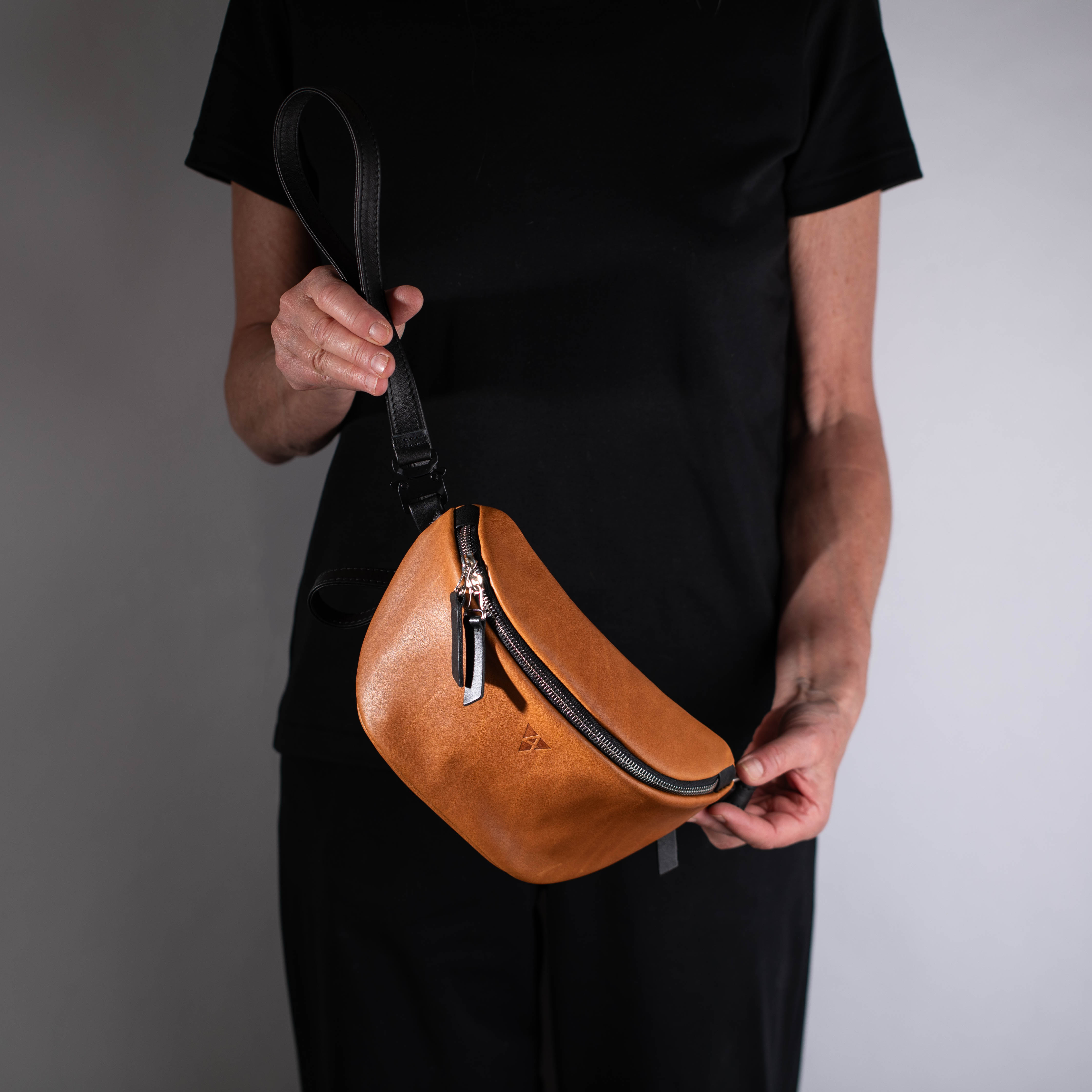 taschen-ackermann-leder-ledertaschen-rucksaecke-person-softnappa-hirschleder-olivenleder-273-Bearbeitet