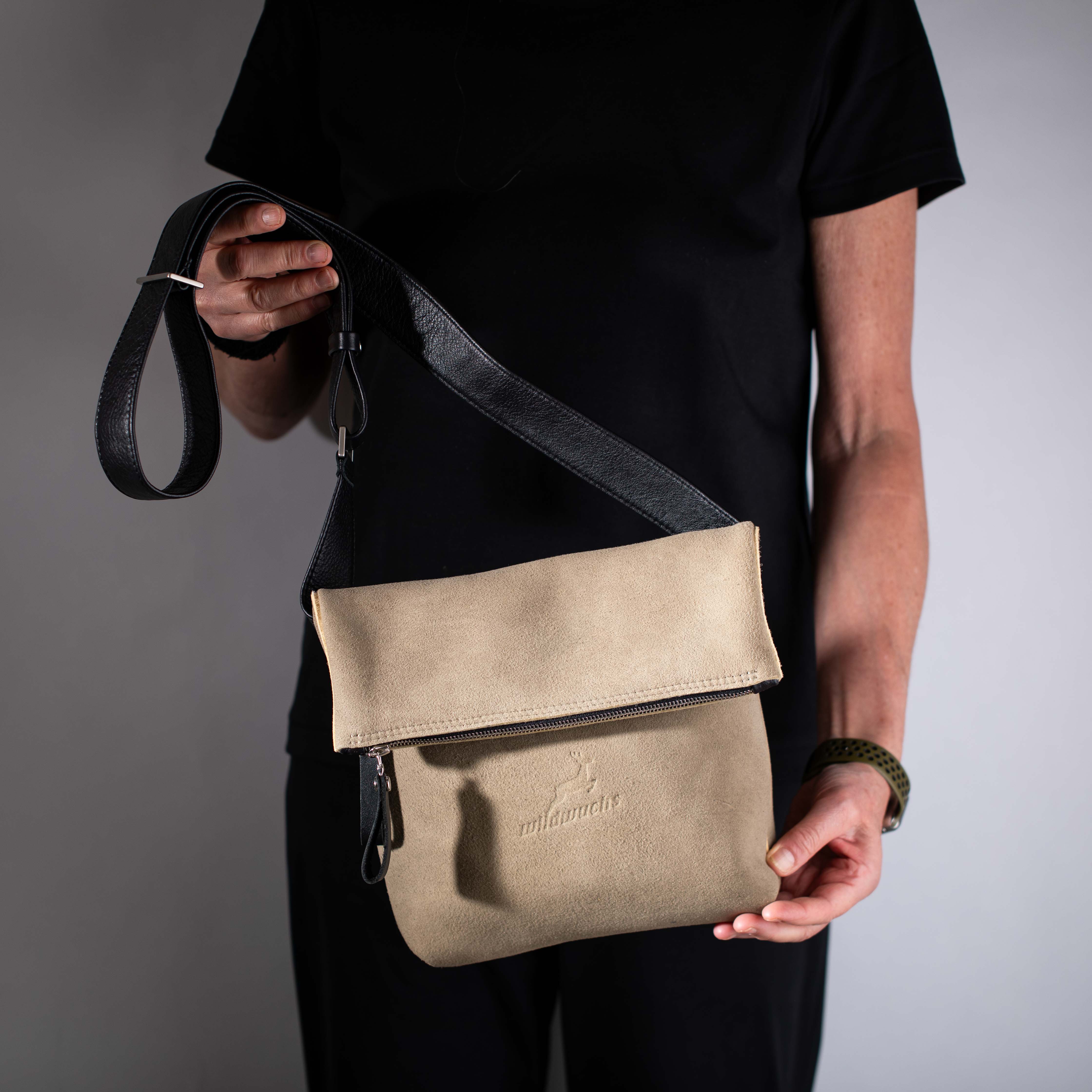 taschen-ackermann-leder-ledertaschen-rucksaecke-person-softnappa-hirschleder-olivenleder-241-Bearbeitet