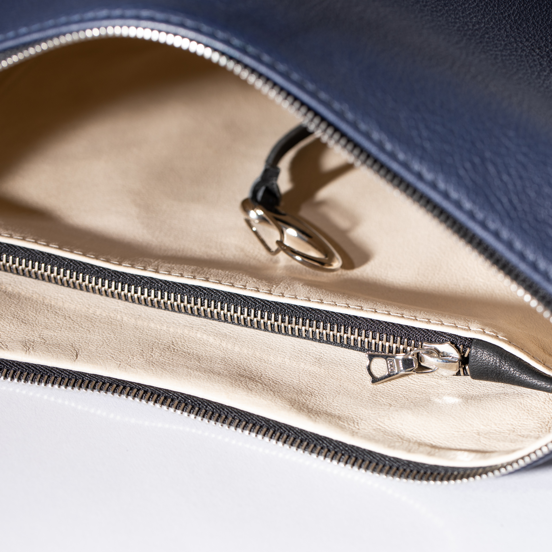 Dublin M shoulder bag made out of softnappa