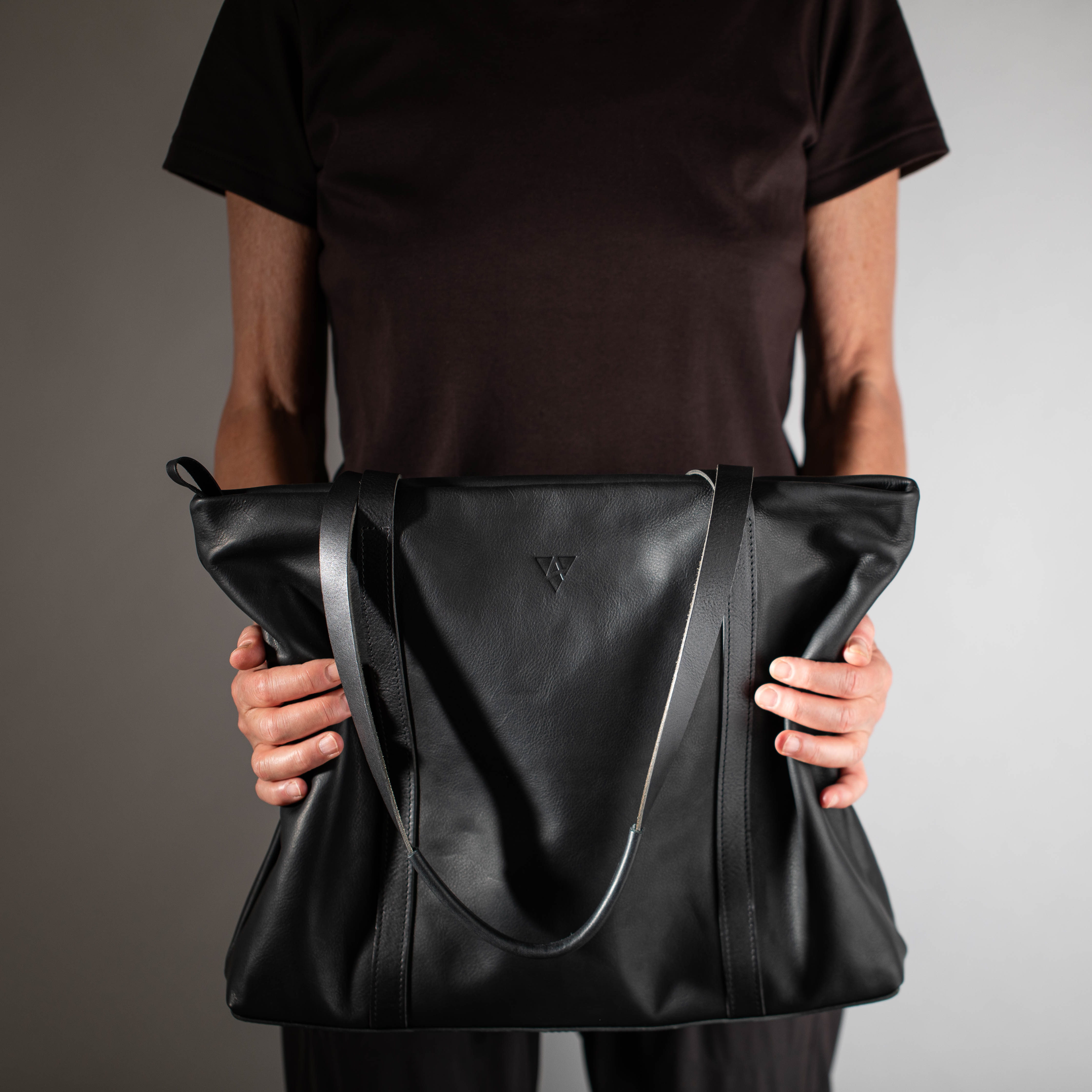 taschen-ackermann-leder-ledertaschen-rucksaecke-person-softnappa-hirschleder-olivenleder-74-Bearbeitet