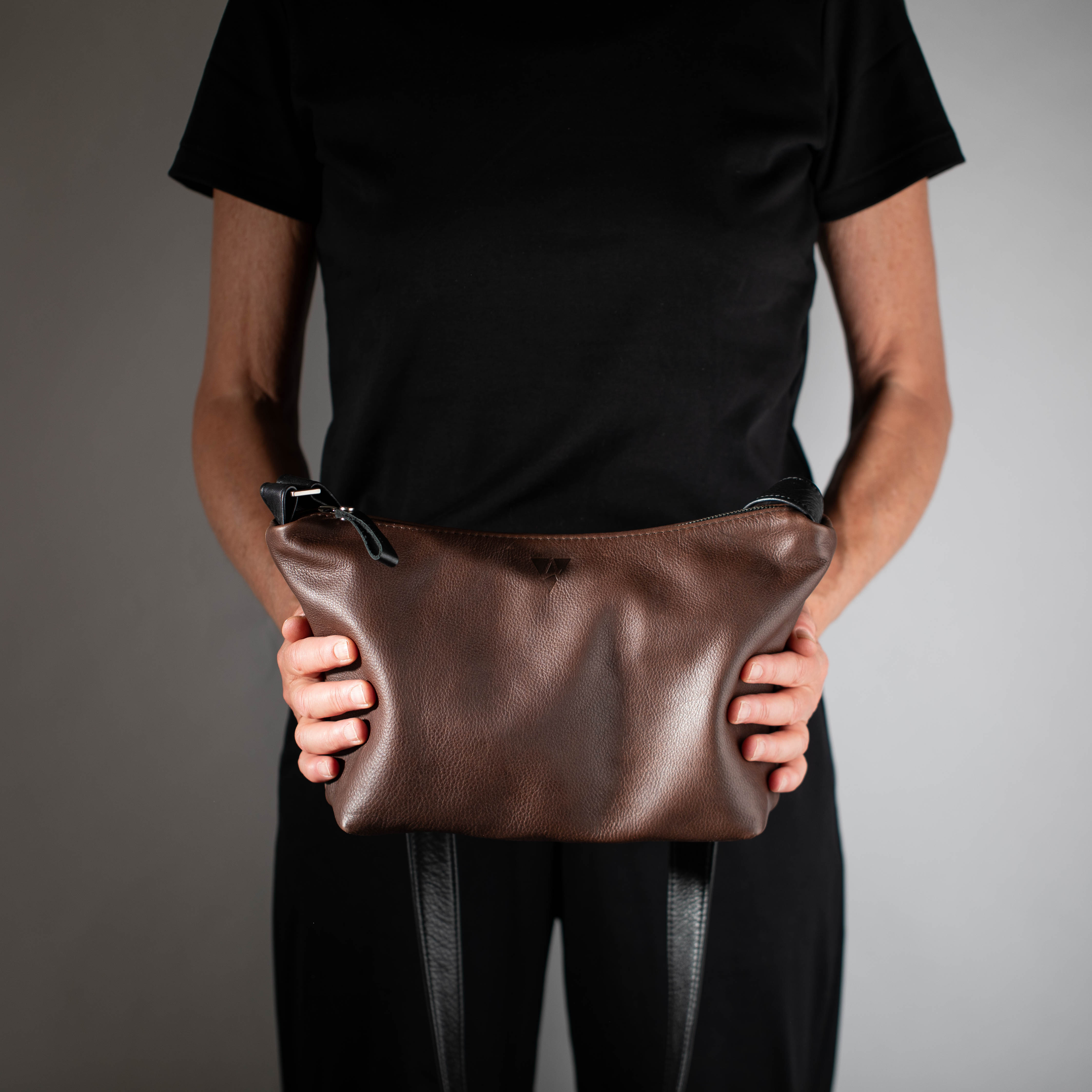 taschen-ackermann-leder-ledertaschen-rucksaecke-person-softnappa-hirschleder-olivenleder-165-Bearbeitet