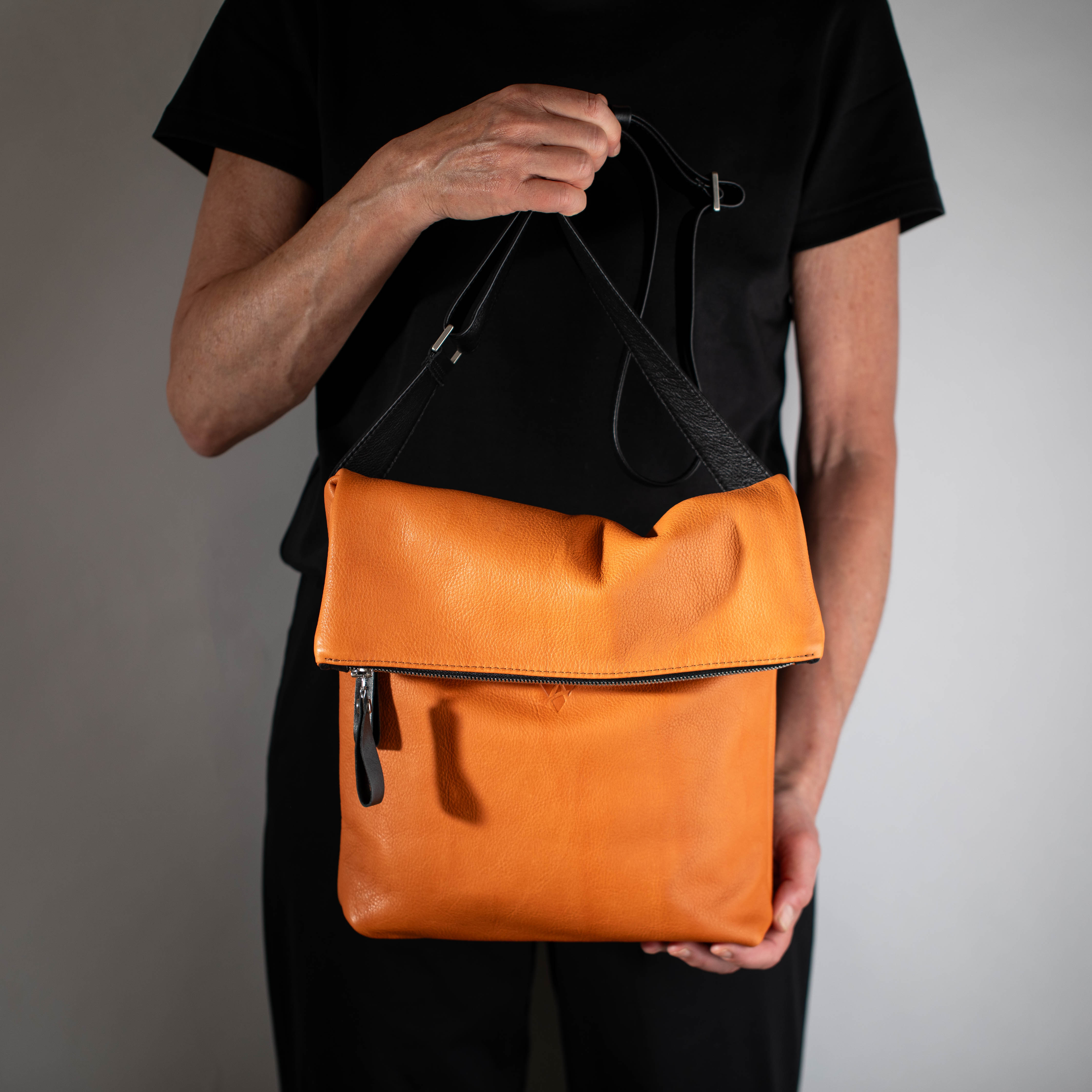 taschen-ackermann-leder-ledertaschen-rucksaecke-person-softnappa-hirschleder-olivenleder-153-Bearbeitet