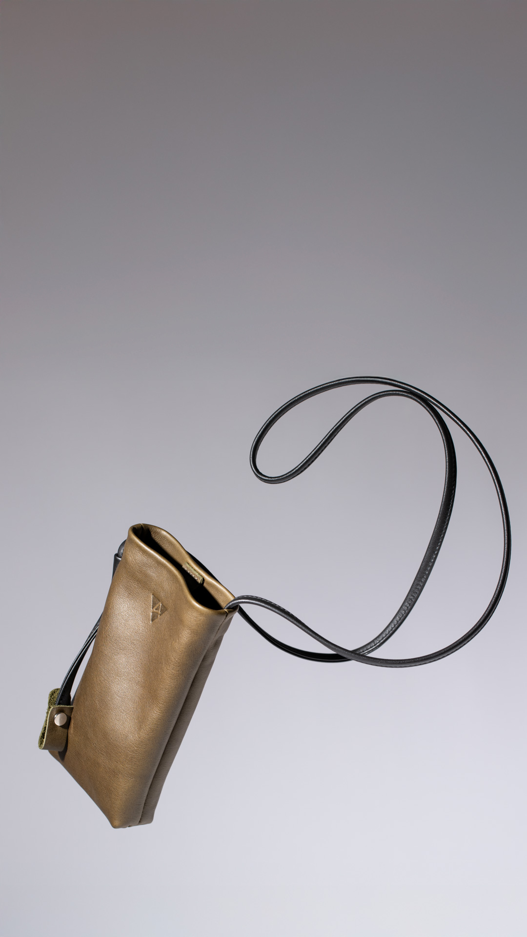 davos-d32.5-ot06-hochformat-ledertasche-olivenleder-olive-ackermann-leder-9-16