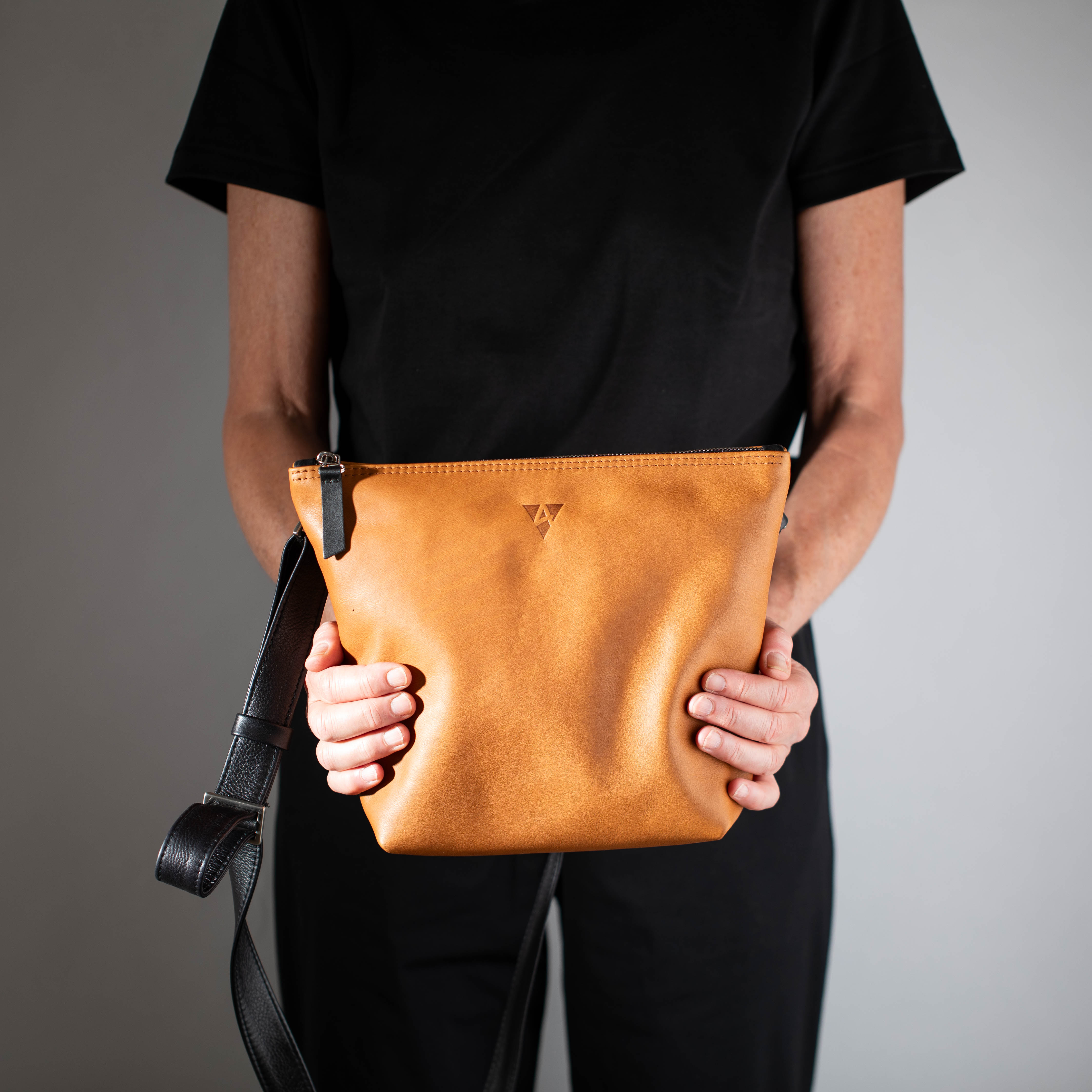 taschen-ackermann-leder-ledertaschen-rucksaecke-person-softnappa-hirschleder-olivenleder-103-Bearbeitet