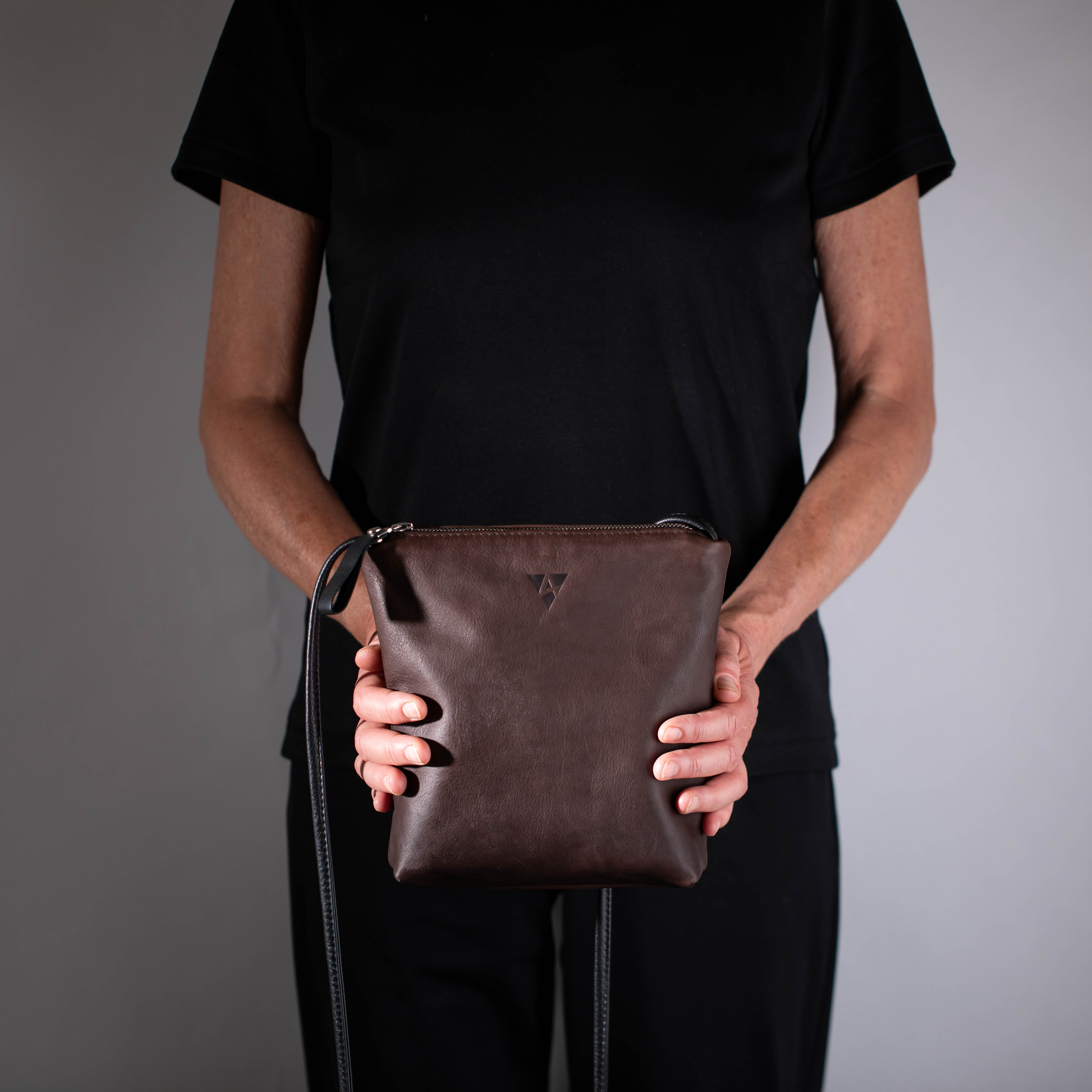 taschen-ackermann-leder-ledertaschen-rucksaecke-person-softnappa-hirschleder-olivenleder-208-Bearbeitet