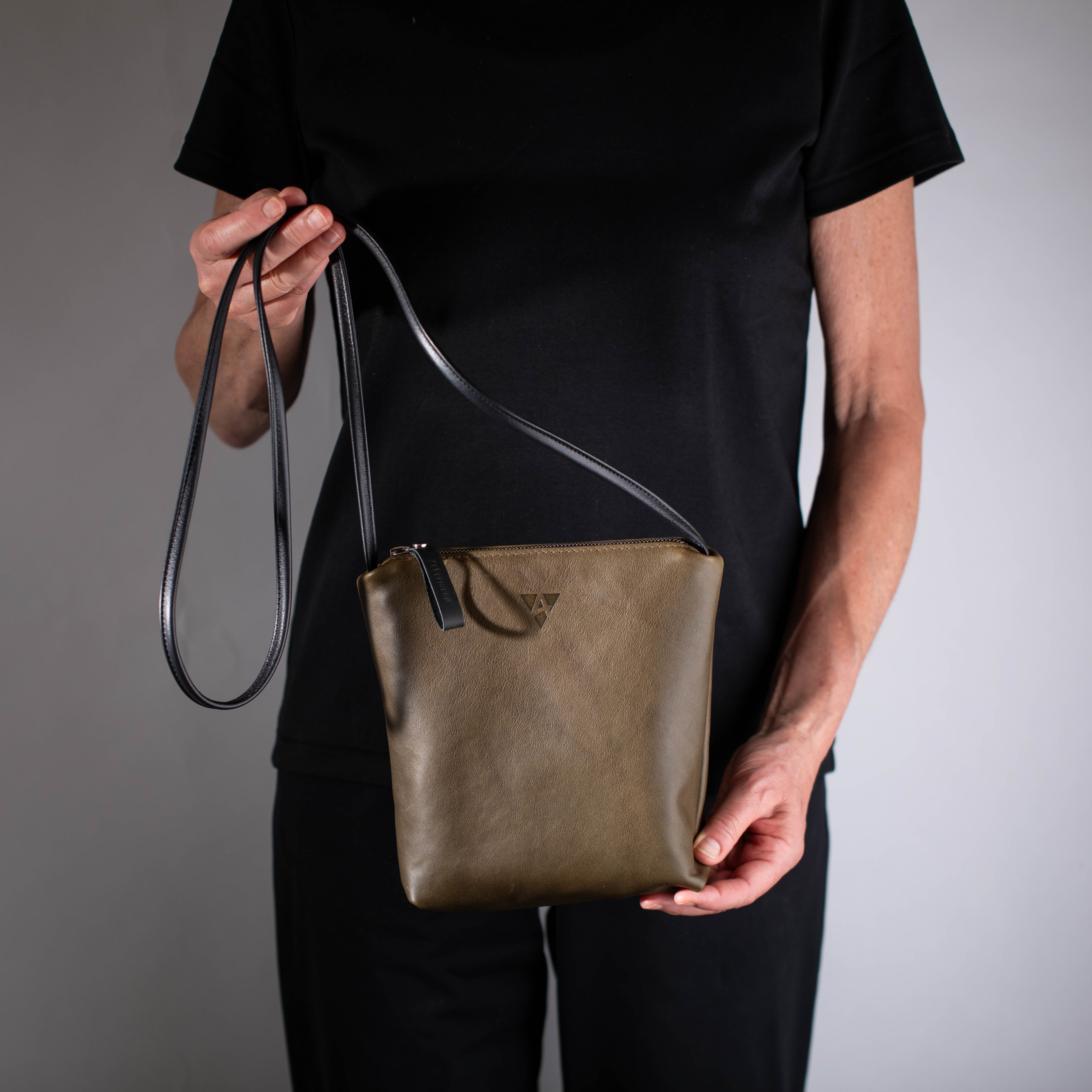 taschen-ackermann-leder-ledertaschen-rucksaecke-person-softnappa-hirschleder-olivenleder-205-Bearbeitet