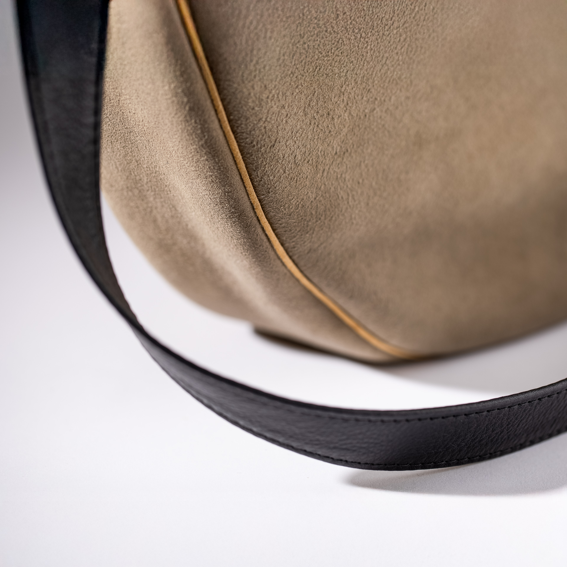 bucket bag Dallas M made of deer leather