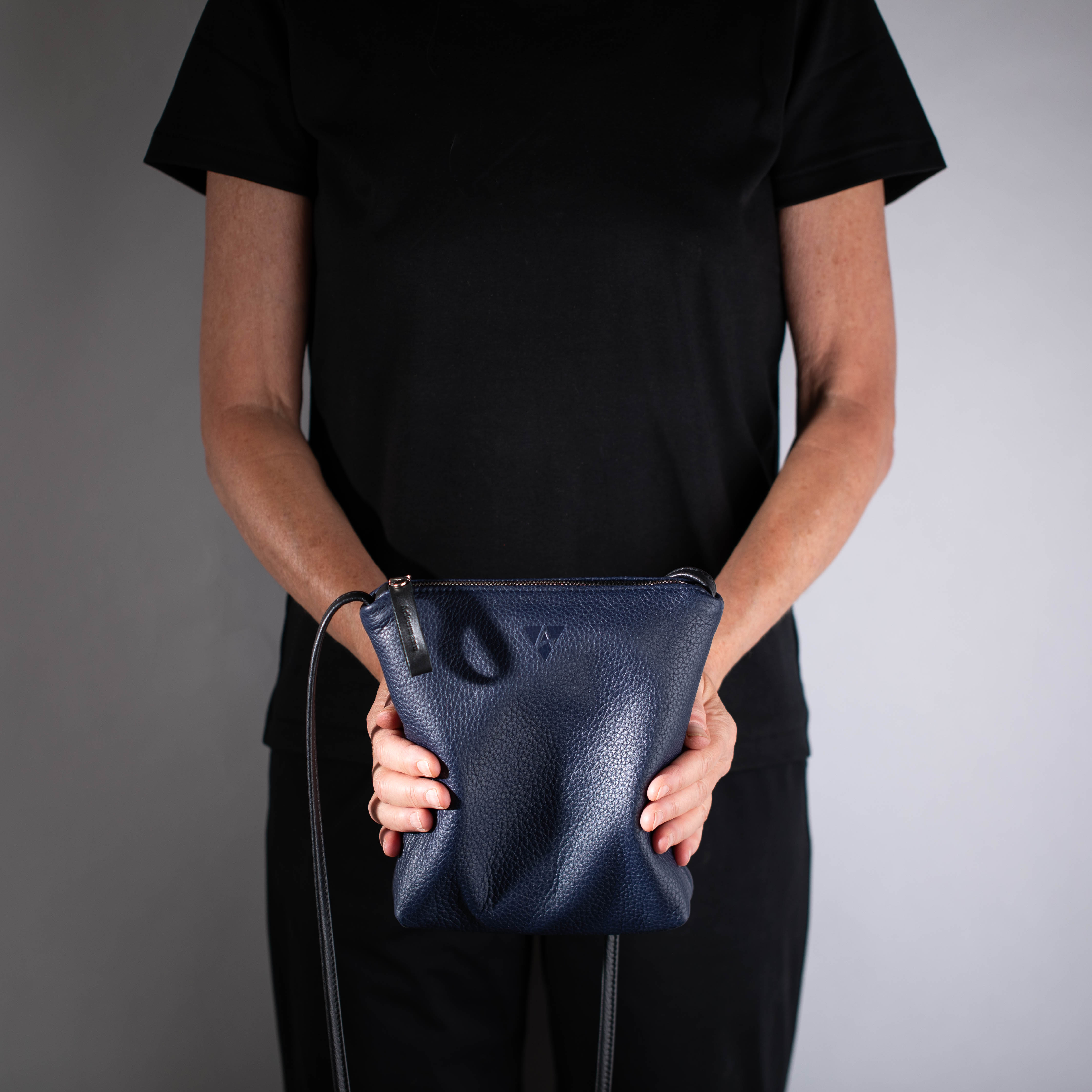 taschen-ackermann-leder-ledertaschen-rucksaecke-person-softnappa-hirschleder-olivenleder-305-Bearbeitet