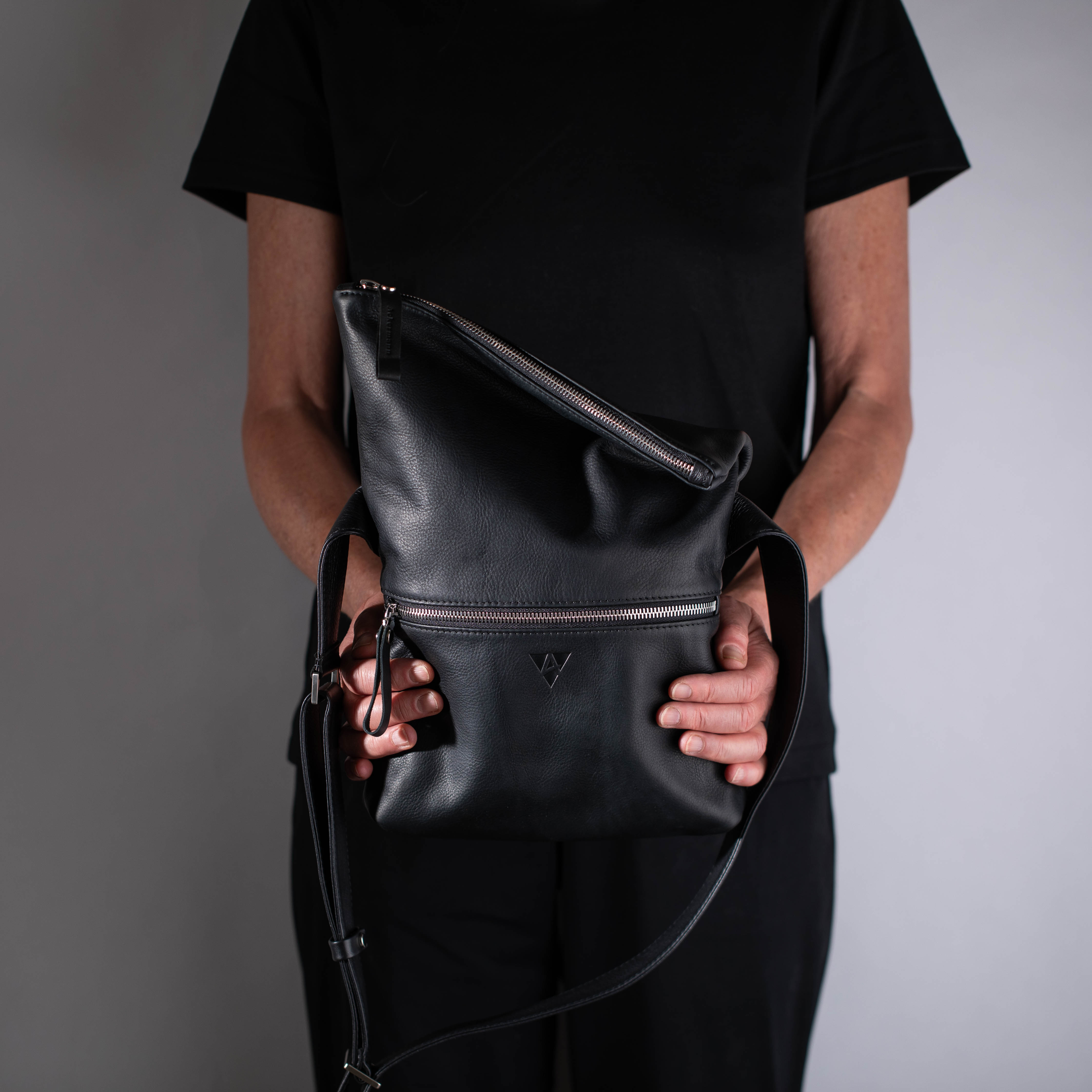 taschen-ackermann-leder-ledertaschen-rucksaecke-person-softnappa-hirschleder-olivenleder-256-Bearbeitet