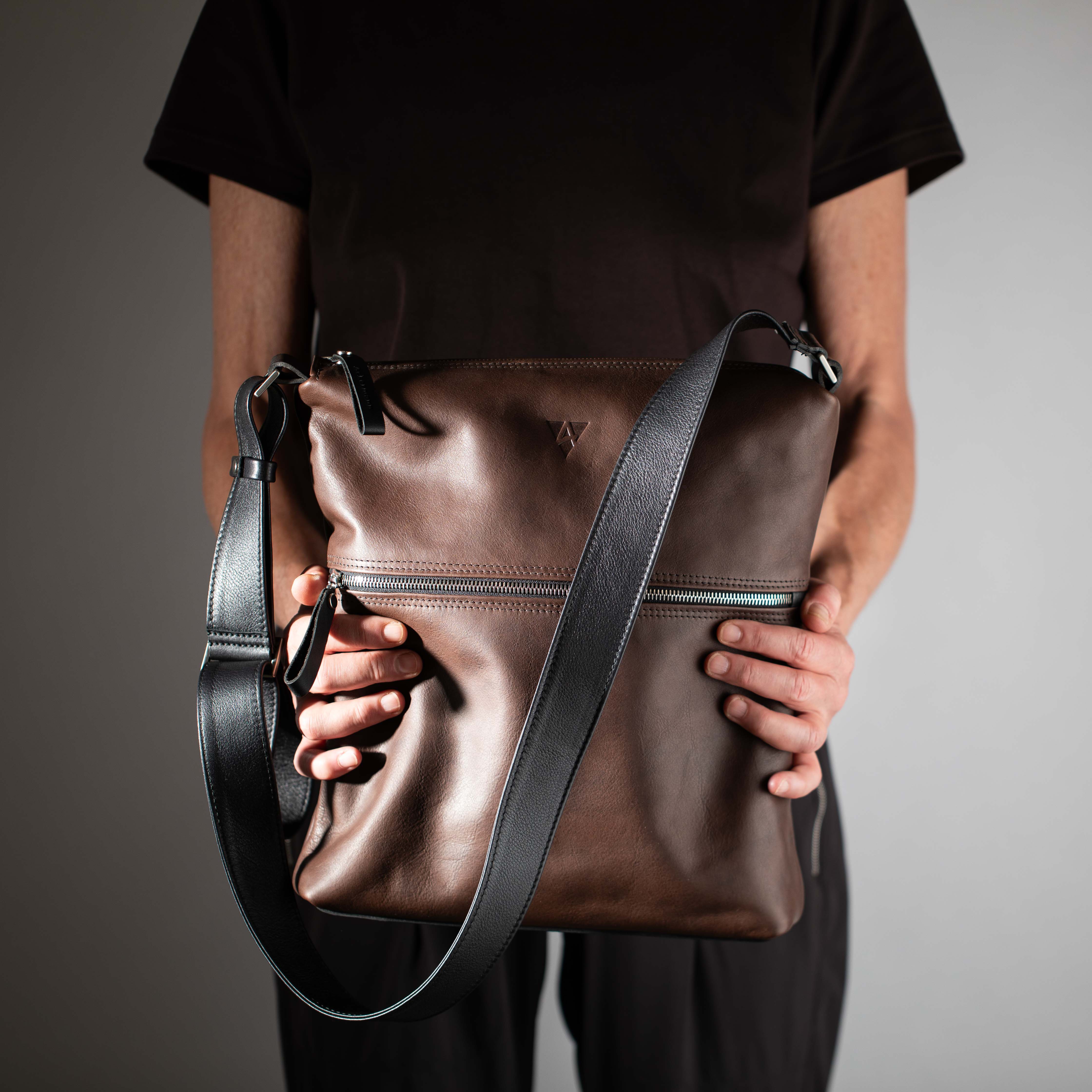 taschen-ackermann-leder-ledertaschen-rucksaecke-person-softnappa-hirschleder-olivenleder-78-Bearbeitet