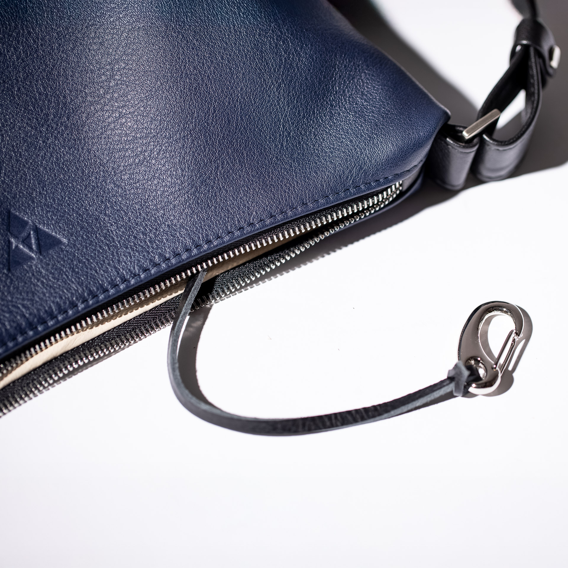 Dublin M shoulder bag made out of softnappa
