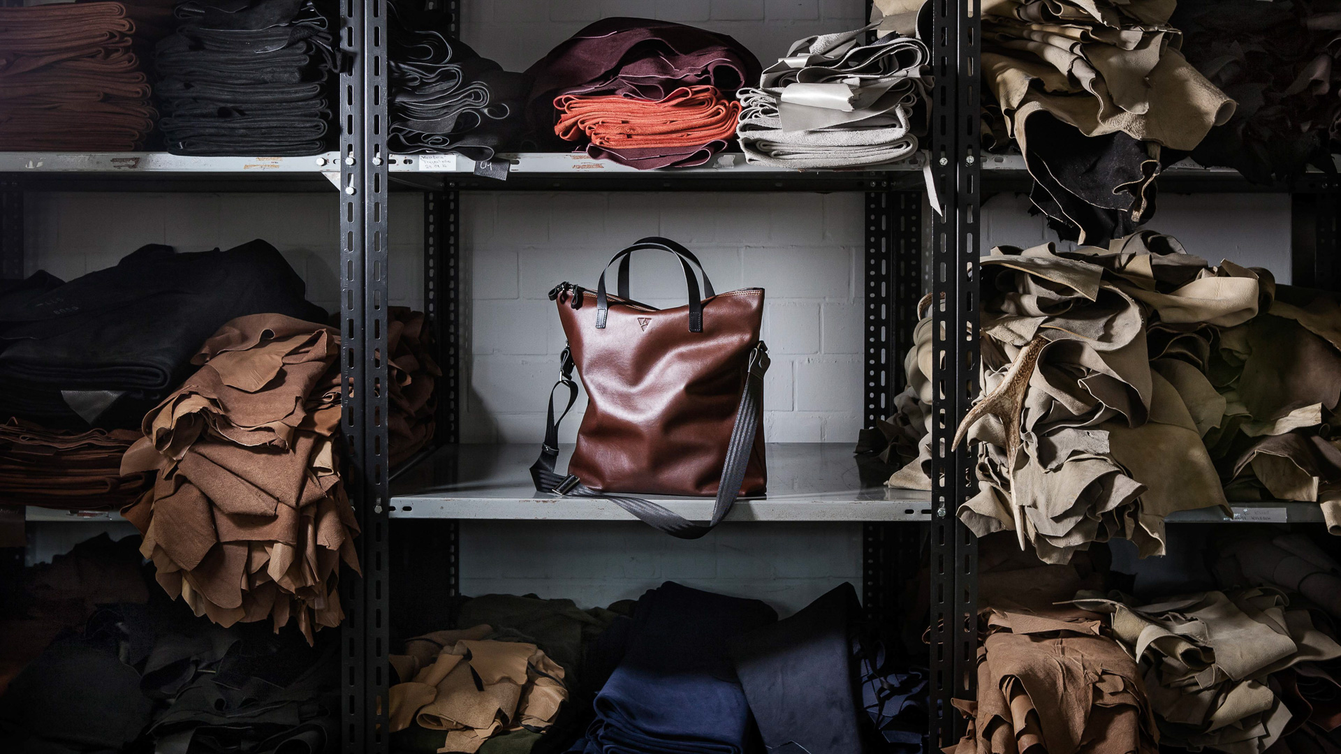 manufaktur-v32-o03-ledertasche-manufaktur-lederregal-ackermann-leder