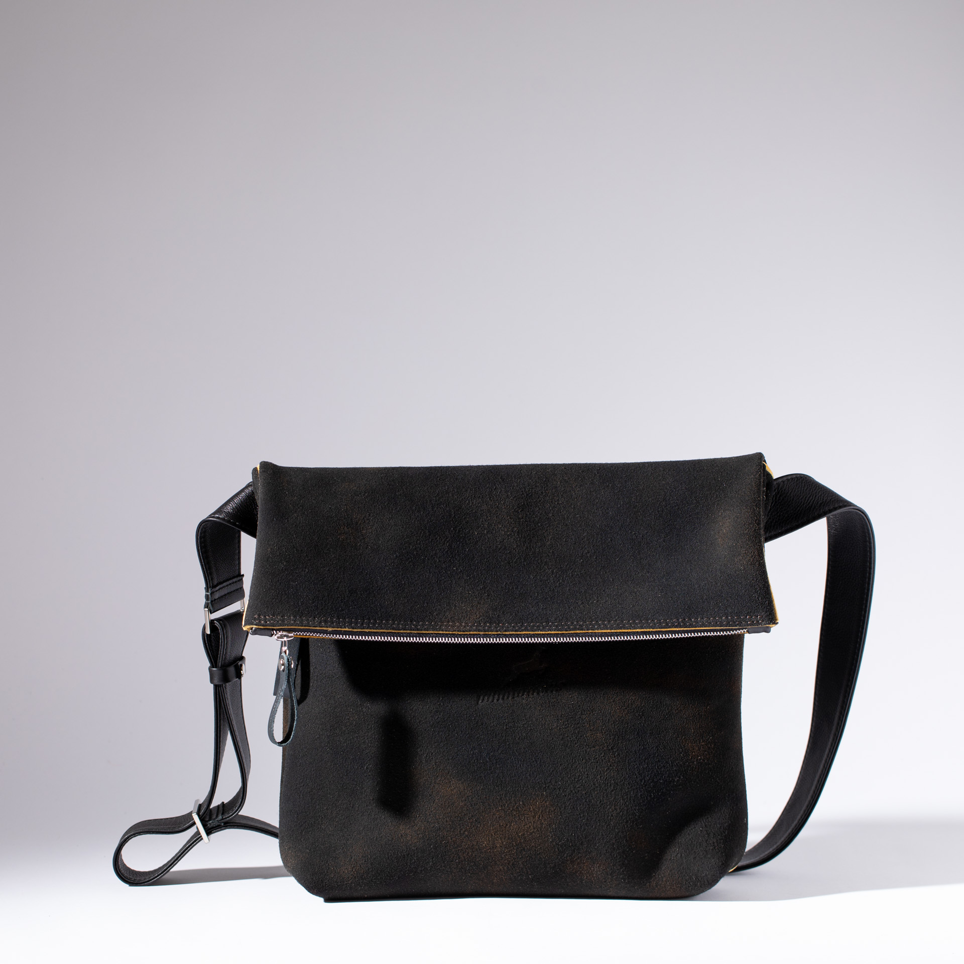 London L crossbody bag made of pure deer leather.