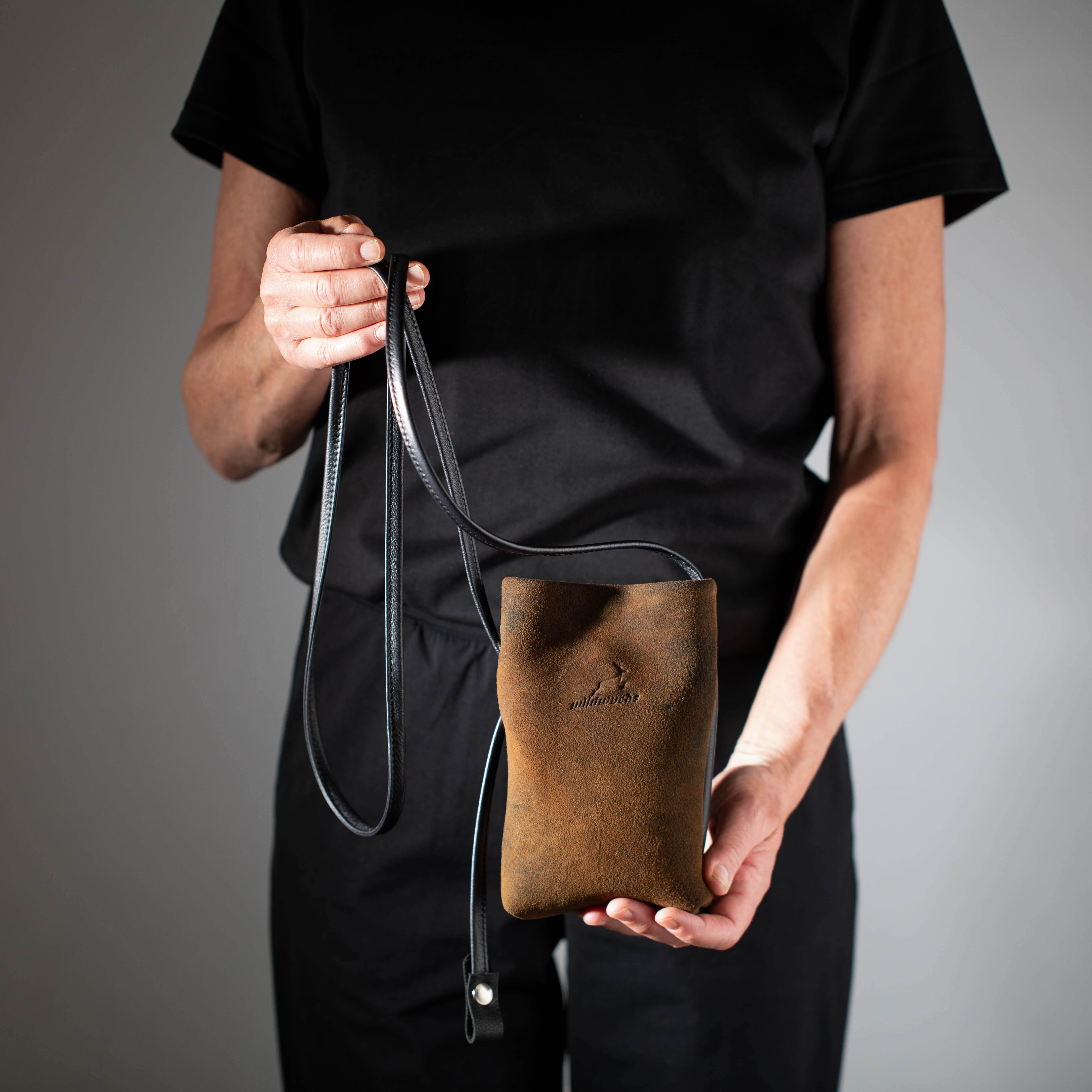 taschen-ackermann-leder-ledertaschen-rucksaecke-person-softnappa-hirschleder-olivenleder-190-Bearbeitet