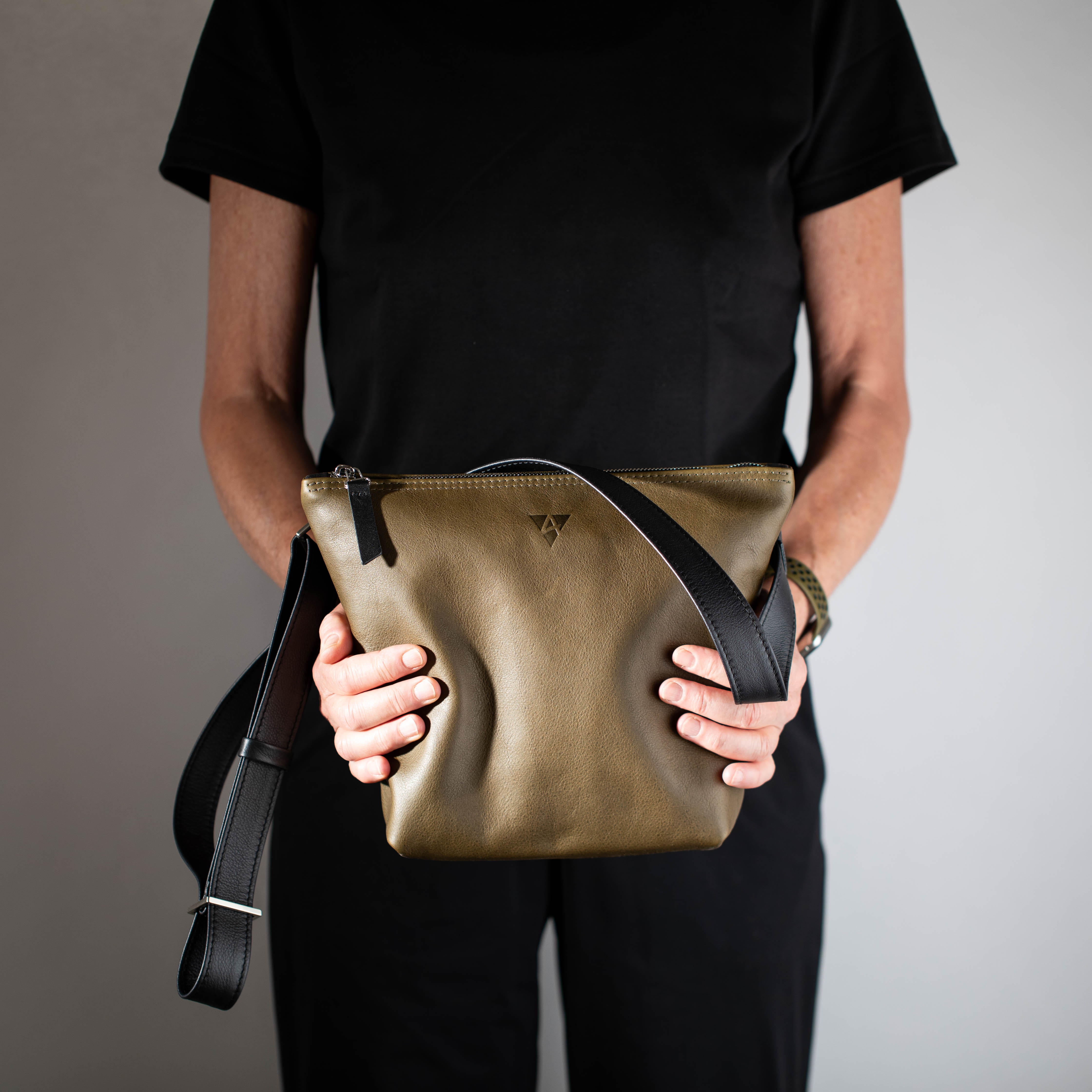 taschen-ackermann-leder-ledertaschen-rucksaecke-person-softnappa-hirschleder-olivenleder-92-Bearbeitet