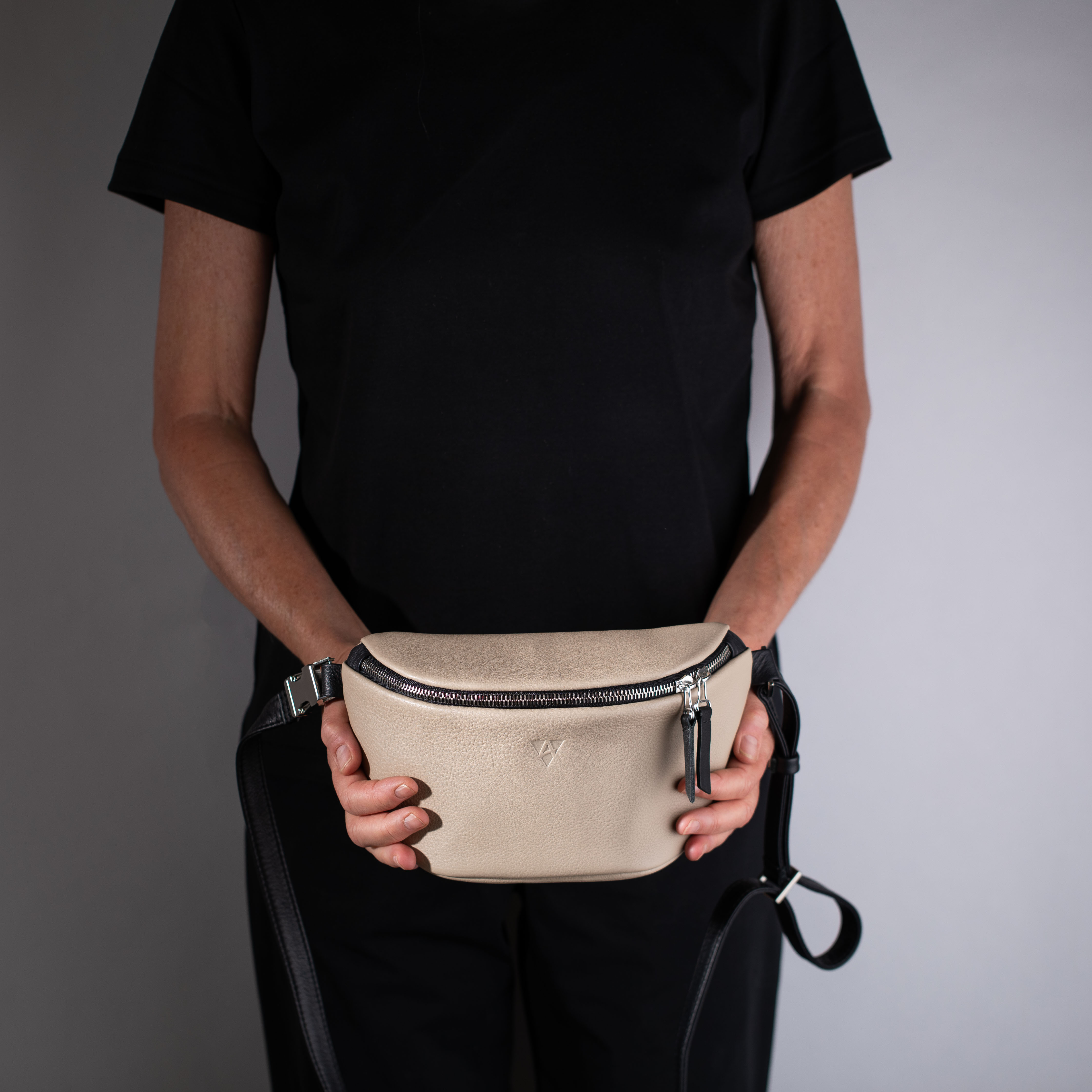taschen-ackermann-leder-ledertaschen-rucksaecke-person-softnappa-hirschleder-olivenleder-280-Bearbeitet