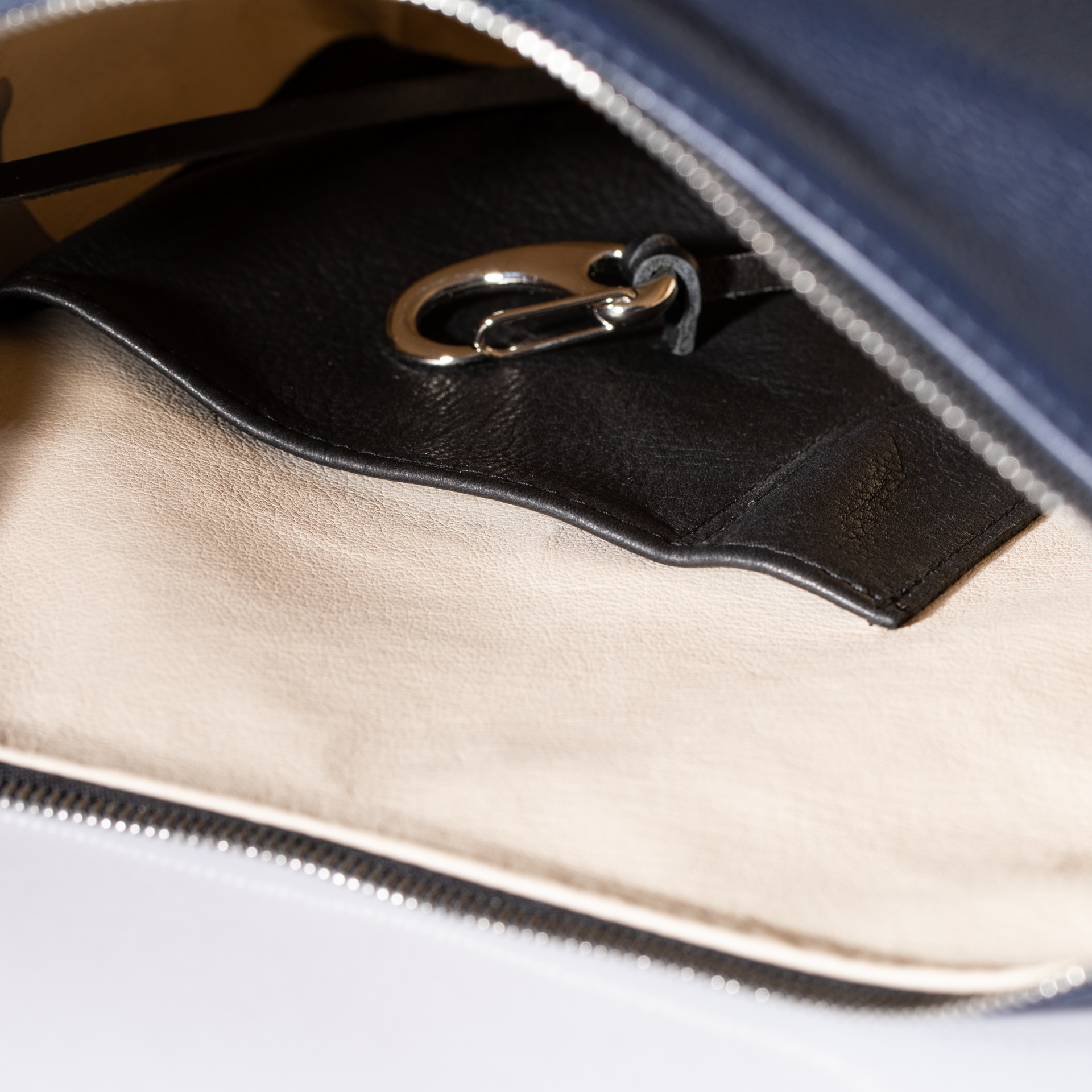 Dublin M shoulder bag made out of softnappa
