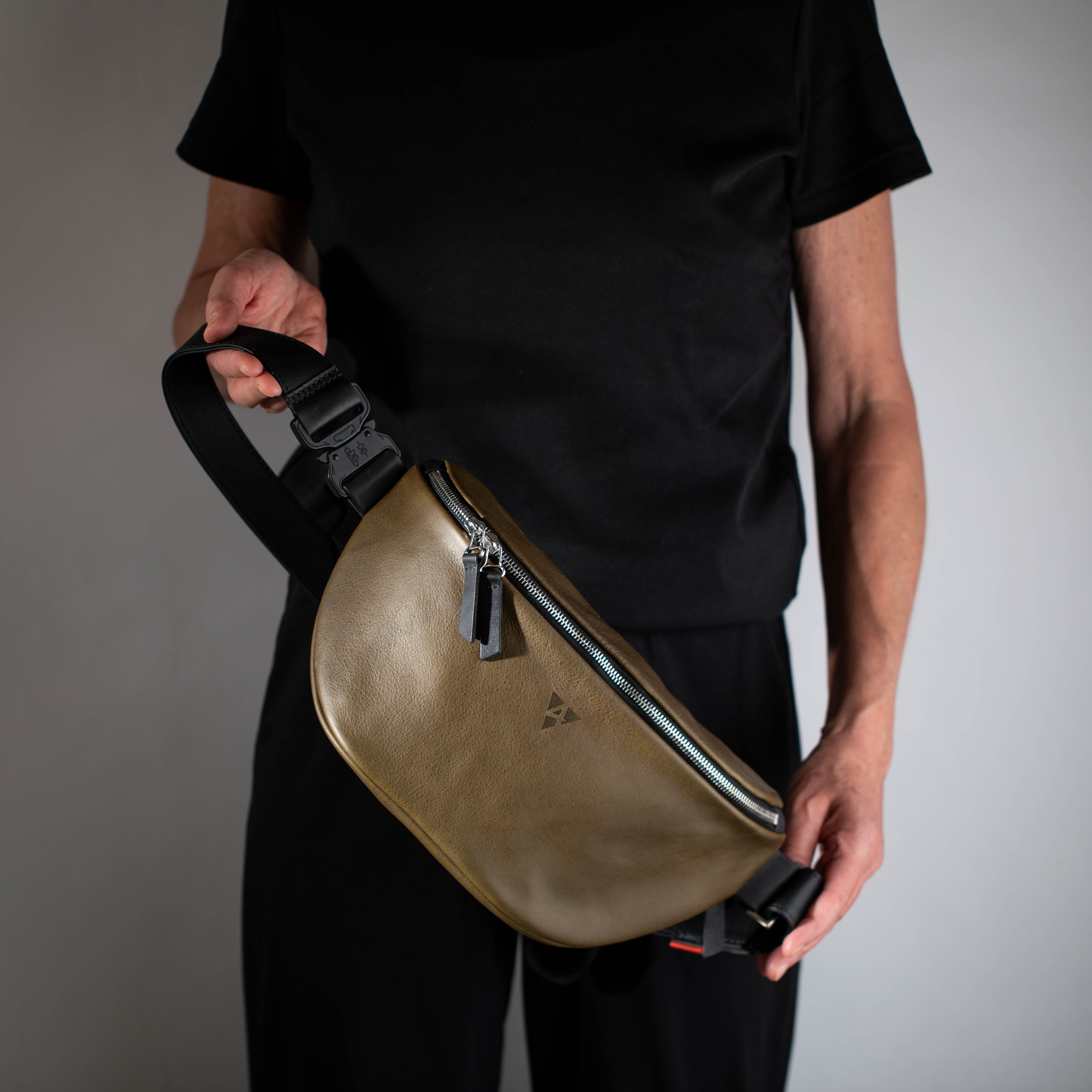 taschen-ackermann-leder-ledertaschen-rucksaecke-person-softnappa-hirschleder-olivenleder-172-Bearbeitet