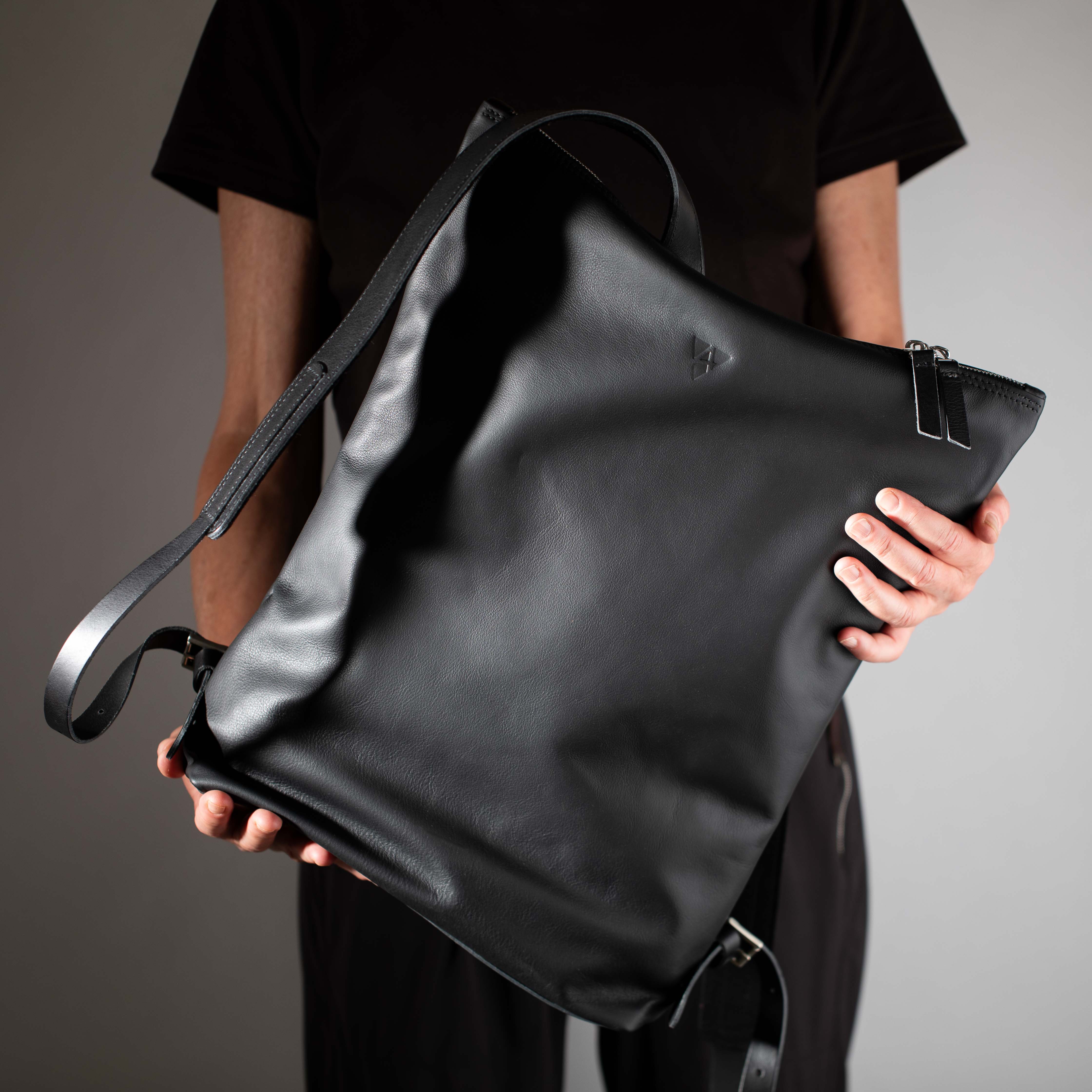 taschen-ackermann-leder-ledertaschen-rucksaecke-person-softnappa-hirschleder-olivenleder-84-Bearbeitet