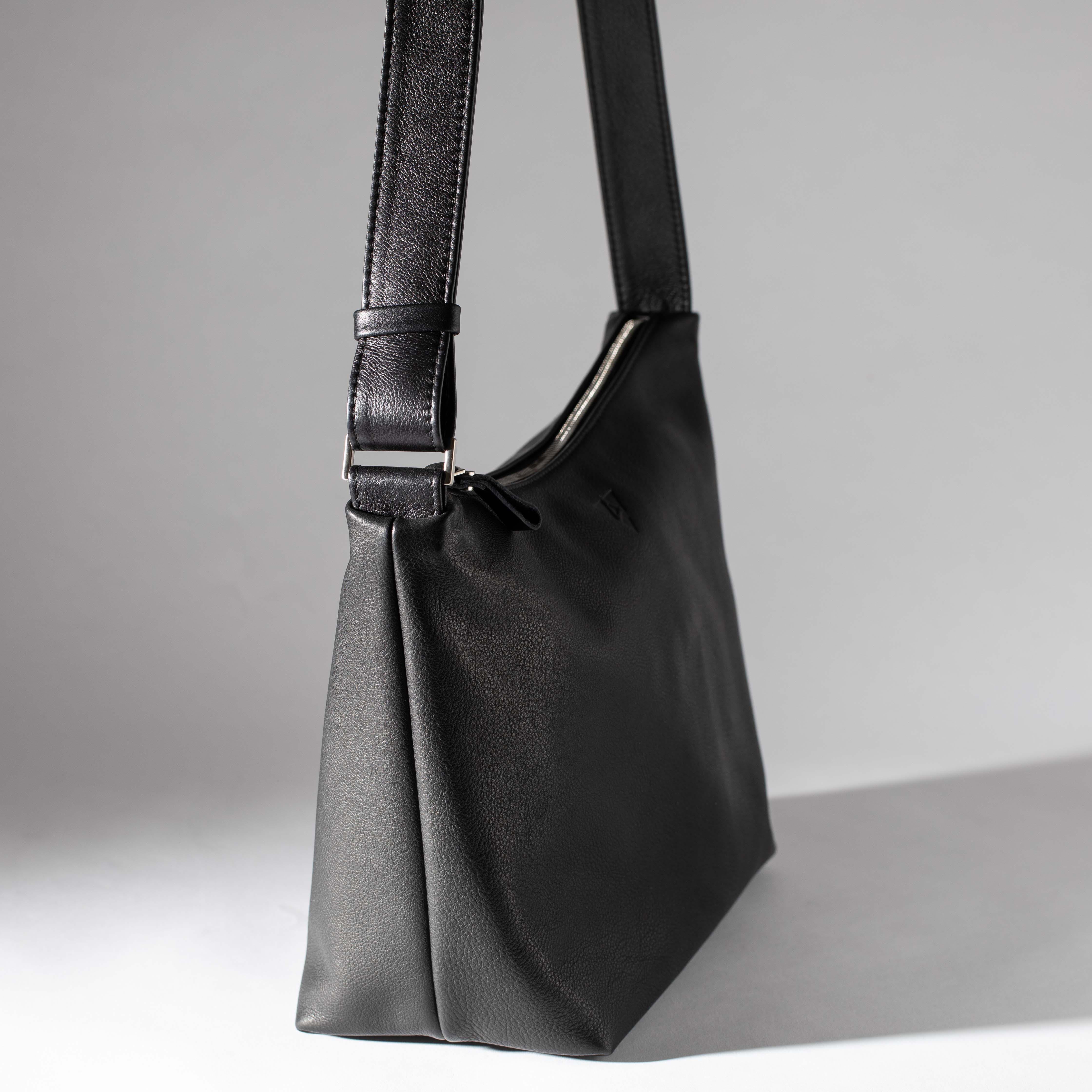 Dublin M shoulder bag made out of softnappa