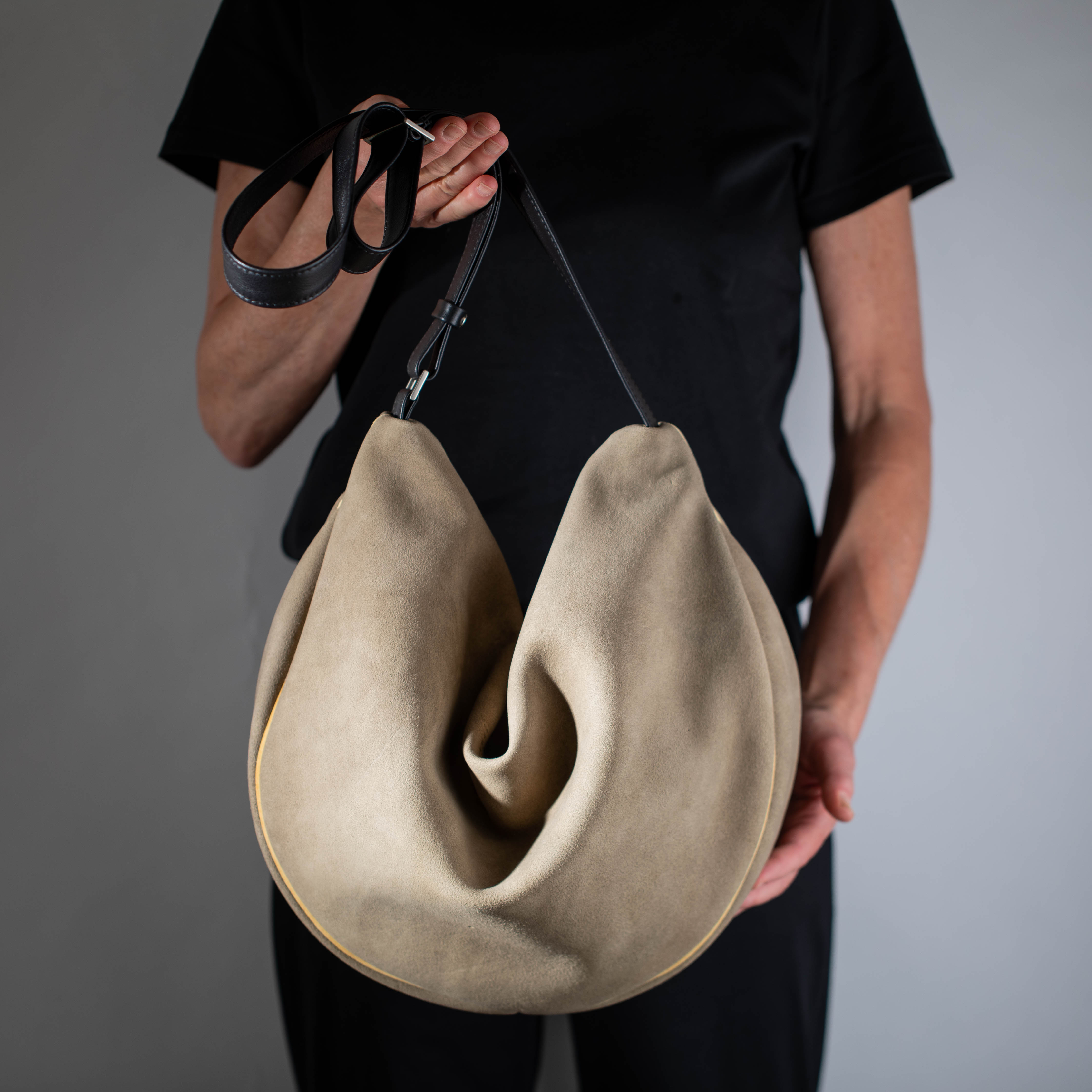 taschen-ackermann-leder-ledertaschen-rucksaecke-person-softnappa-hirschleder-olivenleder-141-Bearbeitet