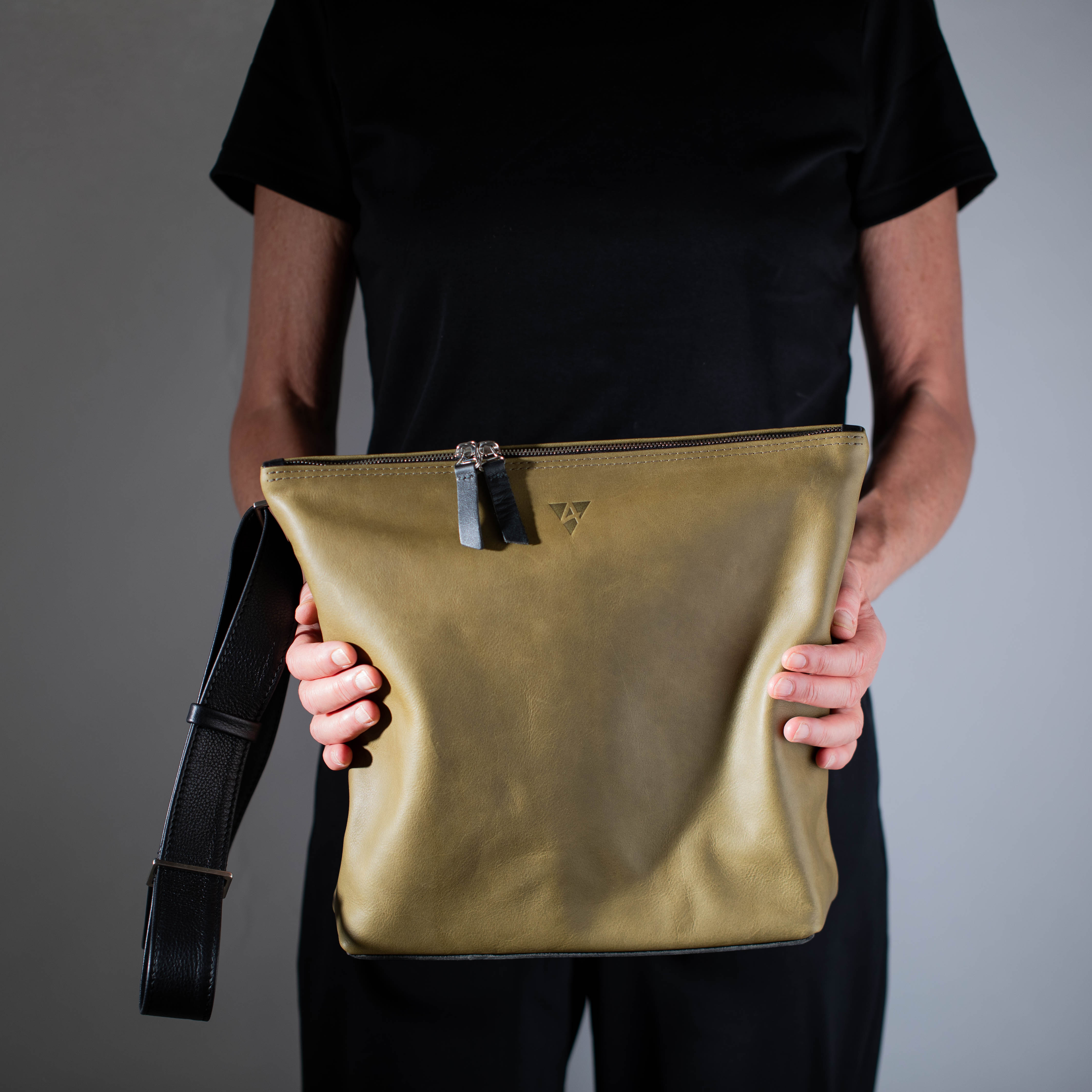 taschen-ackermann-leder-ledertaschen-rucksaecke-person-softnappa-hirschleder-olivenleder-117-Bearbeitet