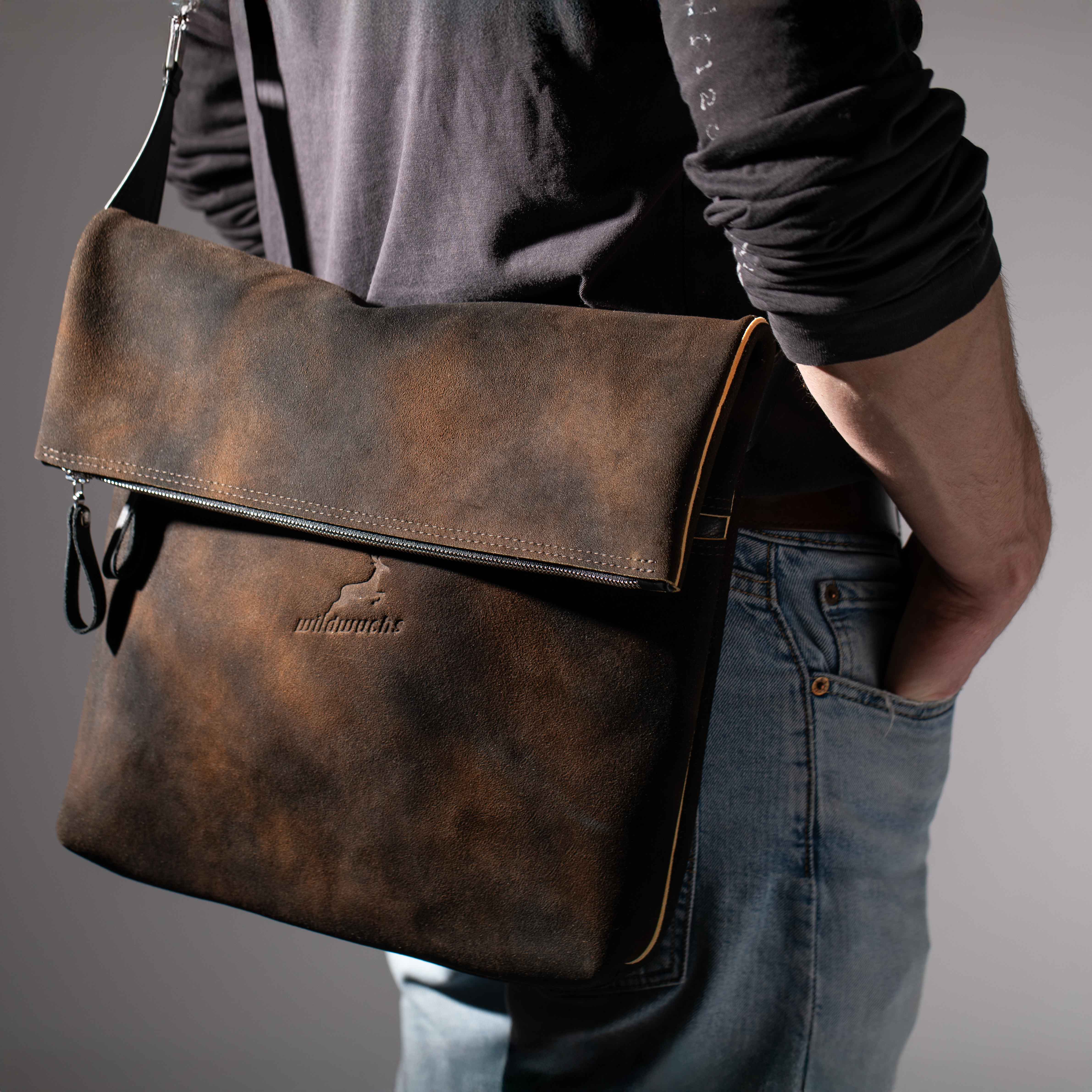 v03.5-h02-london l-ueberschlagtasche-hirschleder-braunschwarz-ackermann-leder-9