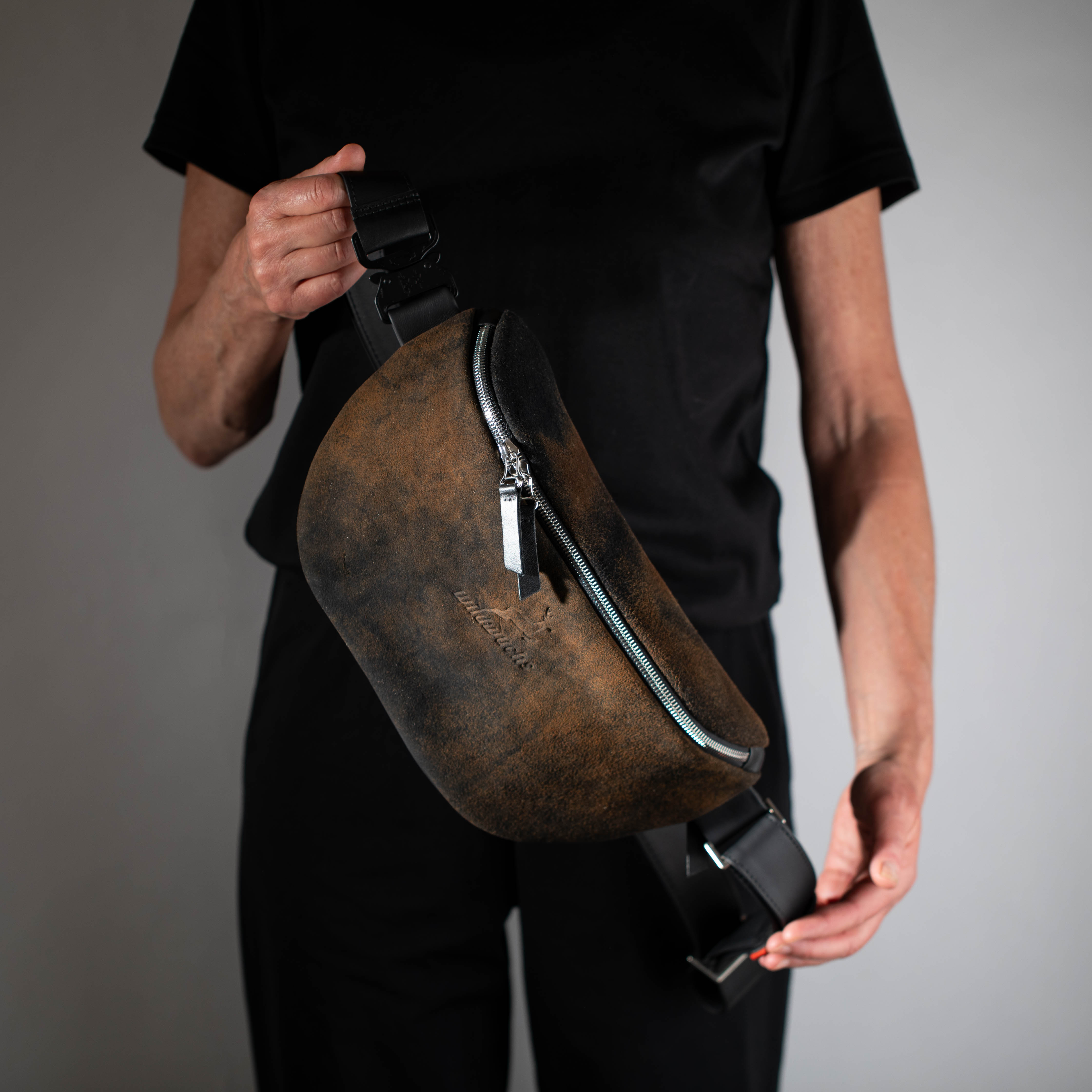 taschen-ackermann-leder-ledertaschen-rucksaecke-person-softnappa-hirschleder-olivenleder-188-Bearbeitet
