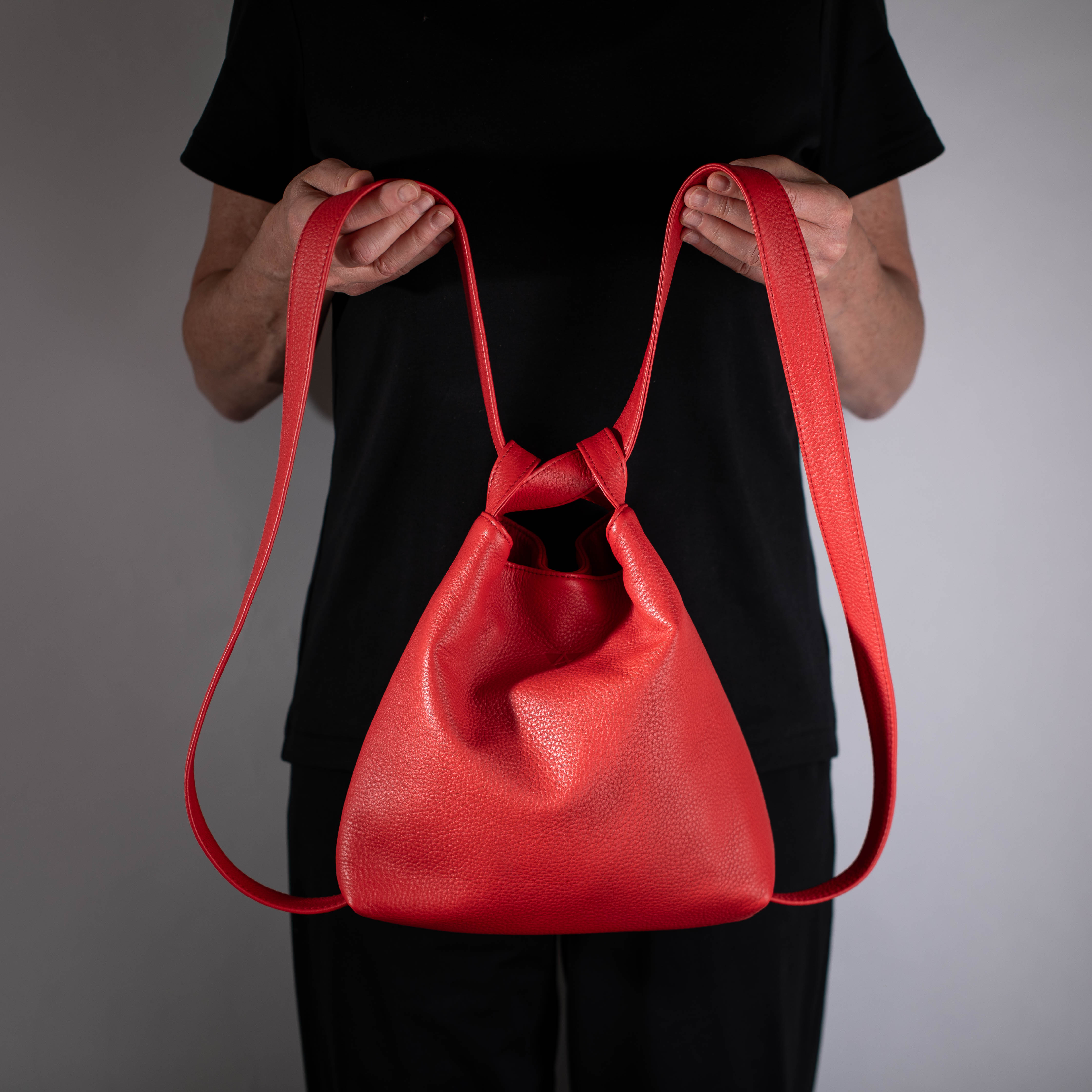 taschen-ackermann-leder-ledertaschen-rucksaecke-person-softnappa-hirschleder-olivenleder-224-Bearbeitet