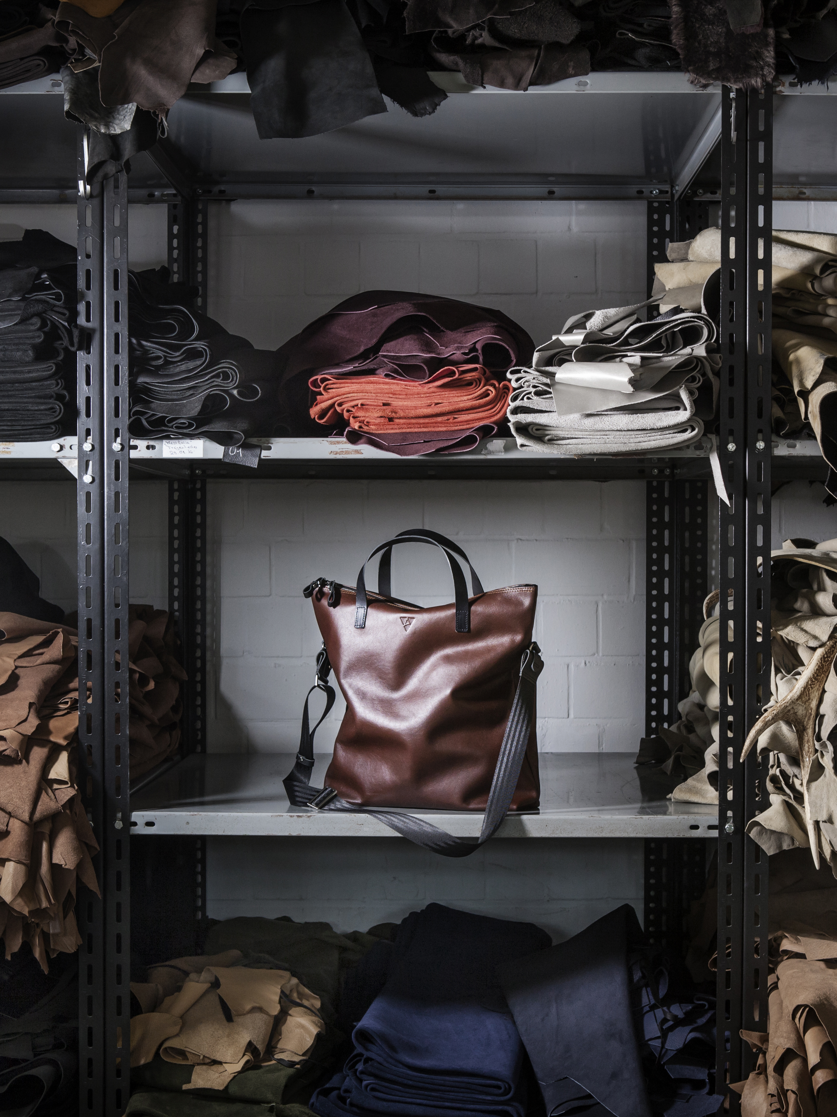 manufaktur-v32-o03-ledertasche-manufaktur-lederregal-ackermann-leder-phone