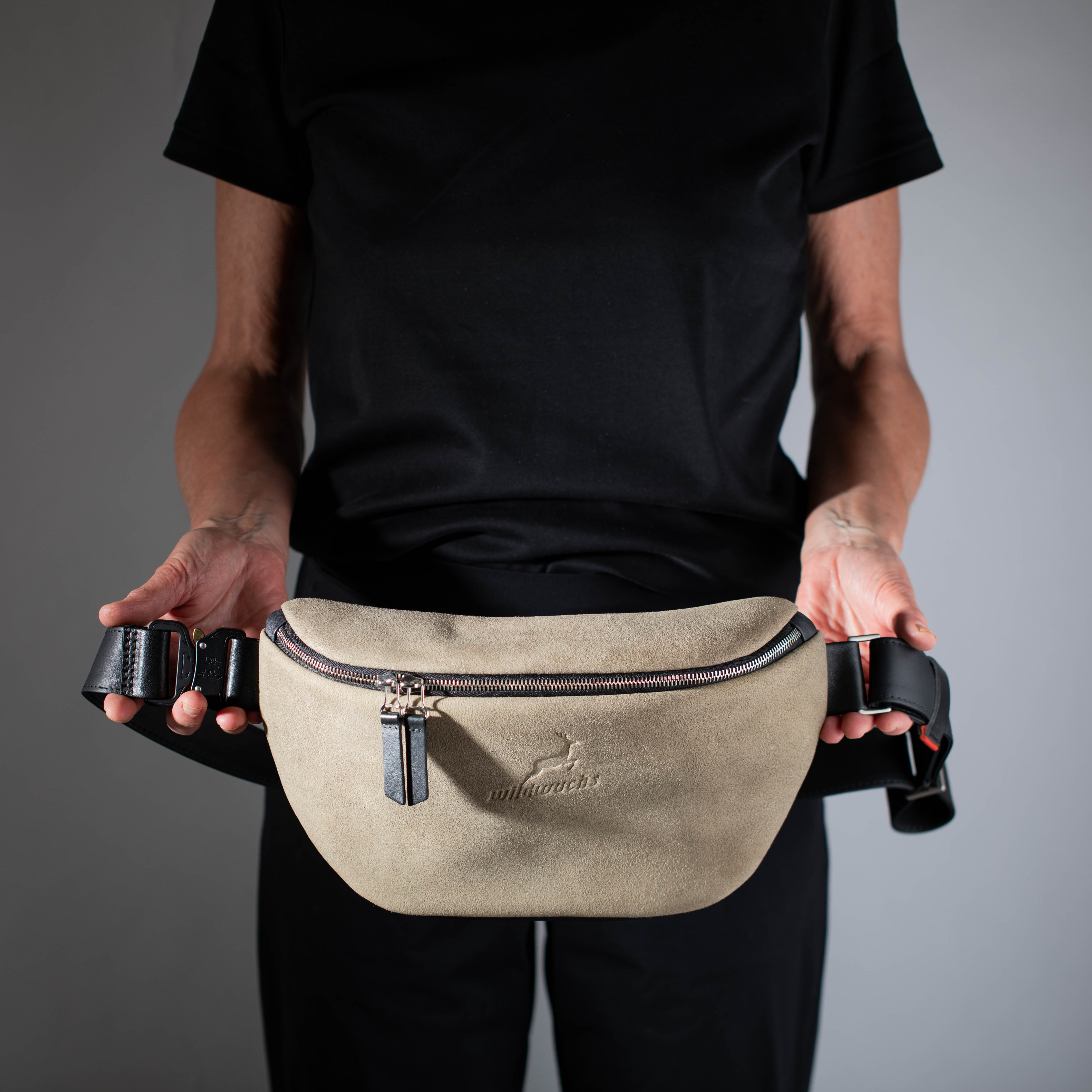 taschen-ackermann-leder-ledertaschen-rucksaecke-person-softnappa-hirschleder-olivenleder-182-Bearbeitet