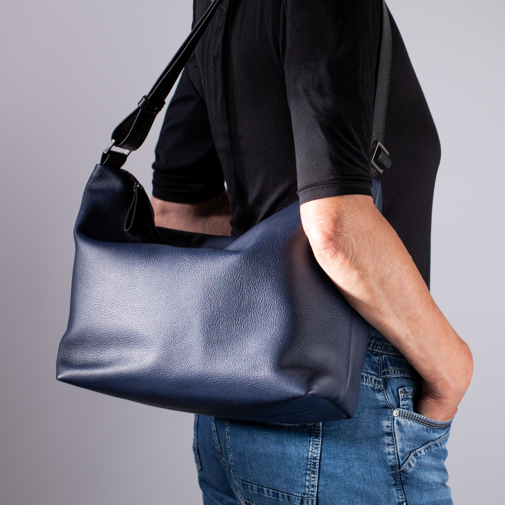 Dublin M shoulder bag made out of softnappa