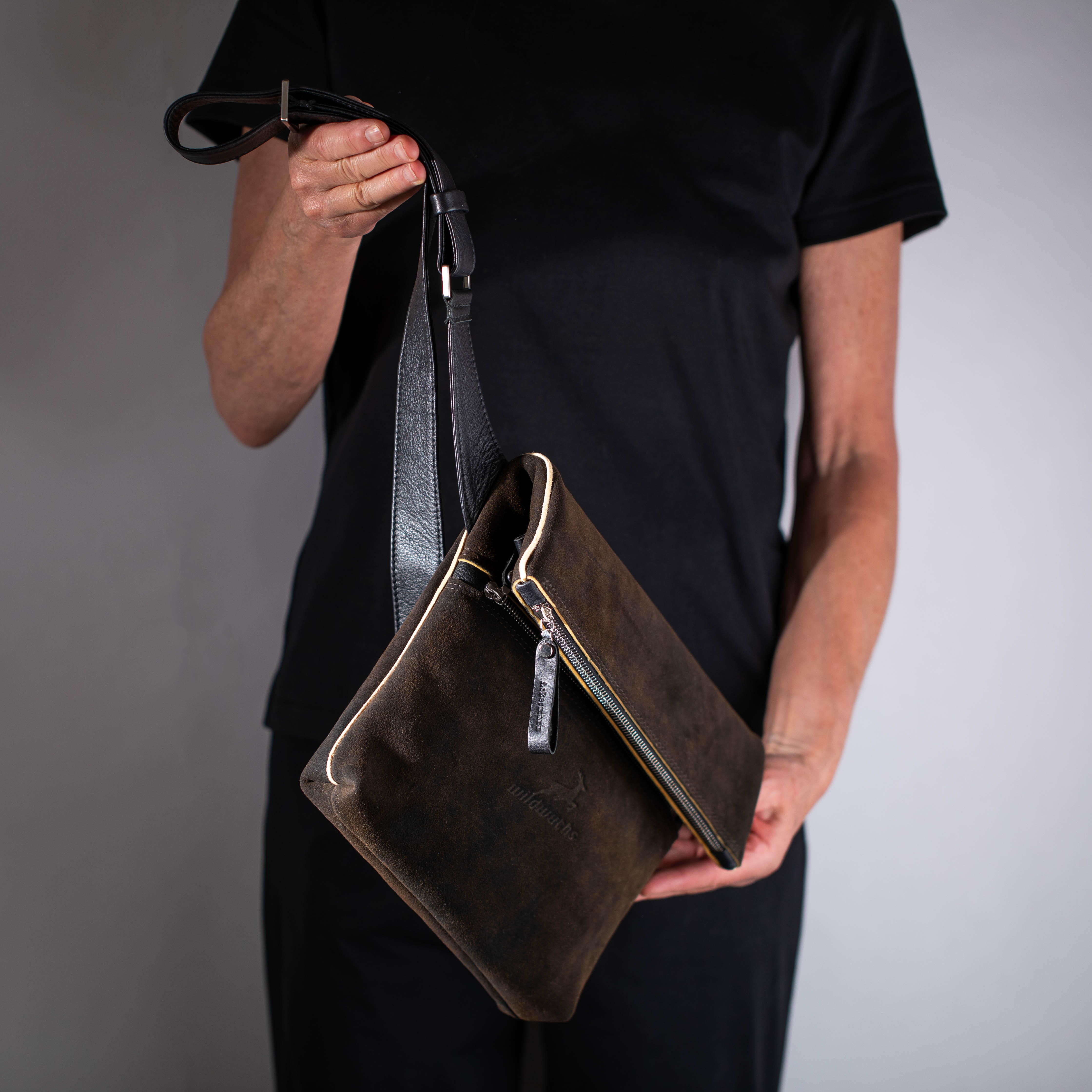 taschen-ackermann-leder-ledertaschen-rucksaecke-person-softnappa-hirschleder-olivenleder-318-Bearbeitet