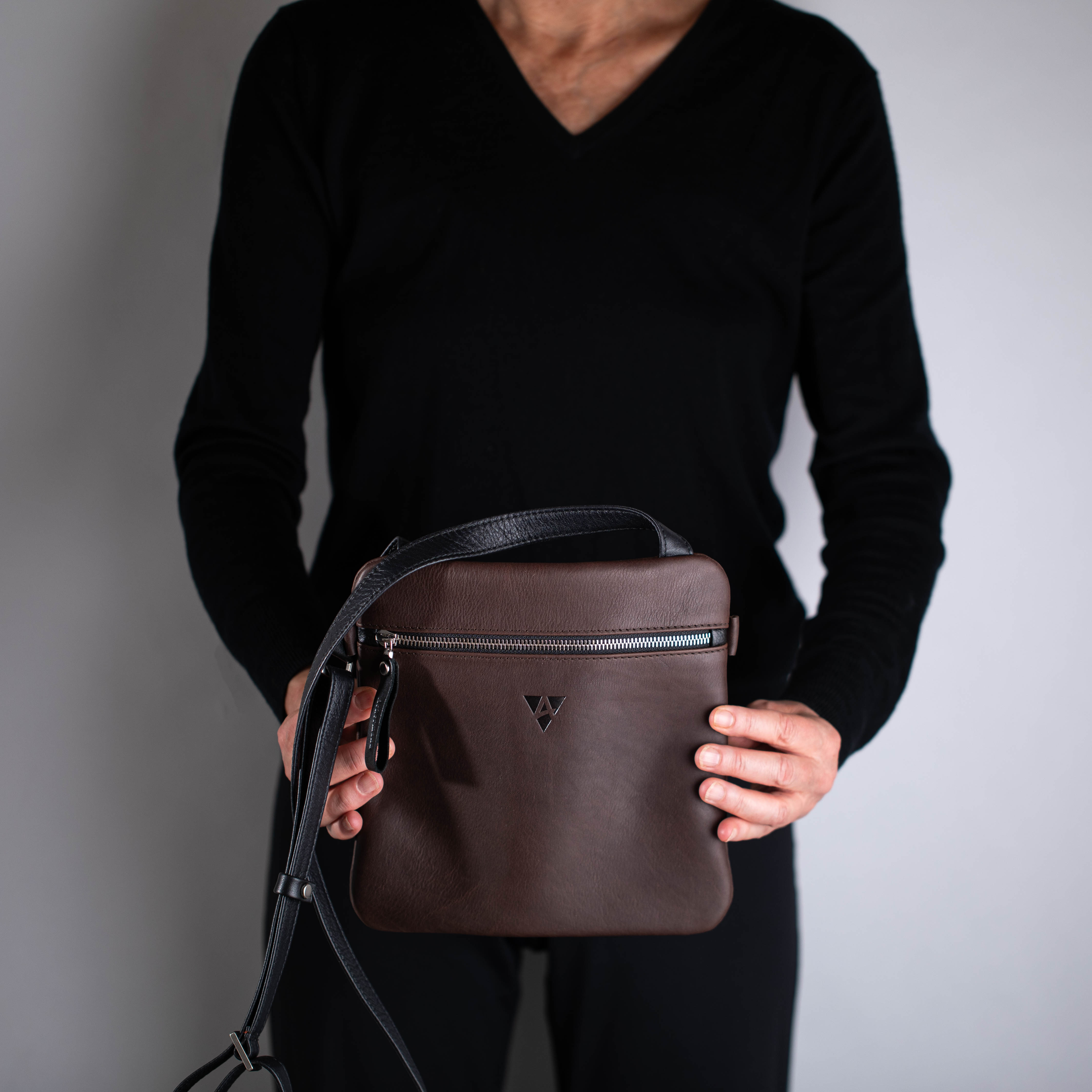 taschen-lederwaren-ackermann-leder-ledertaschen-rucksaecke-person-softnappa-hirschleder-olivenleder-154-Bearbeitet