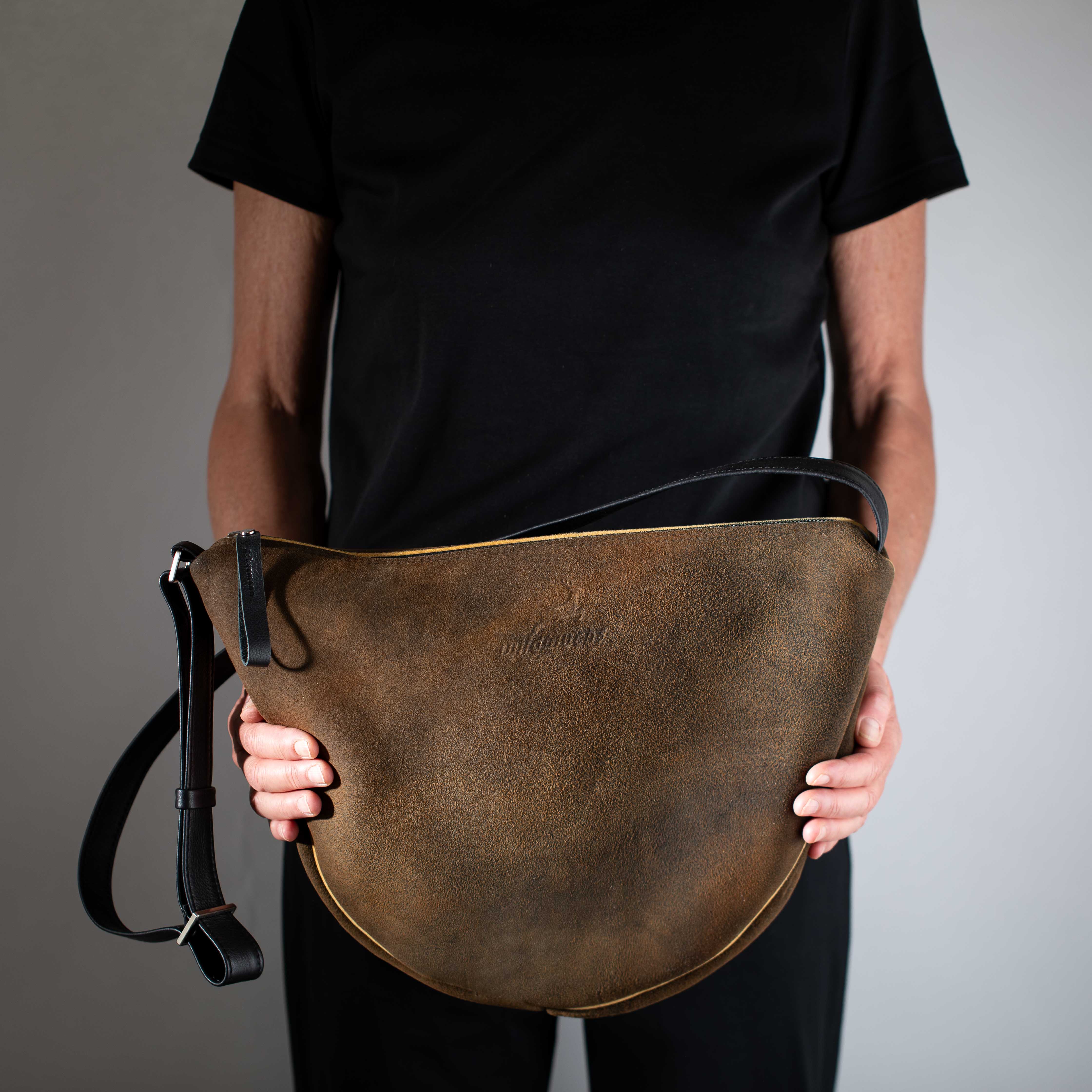 bucket bag Dallas M made of deer leather