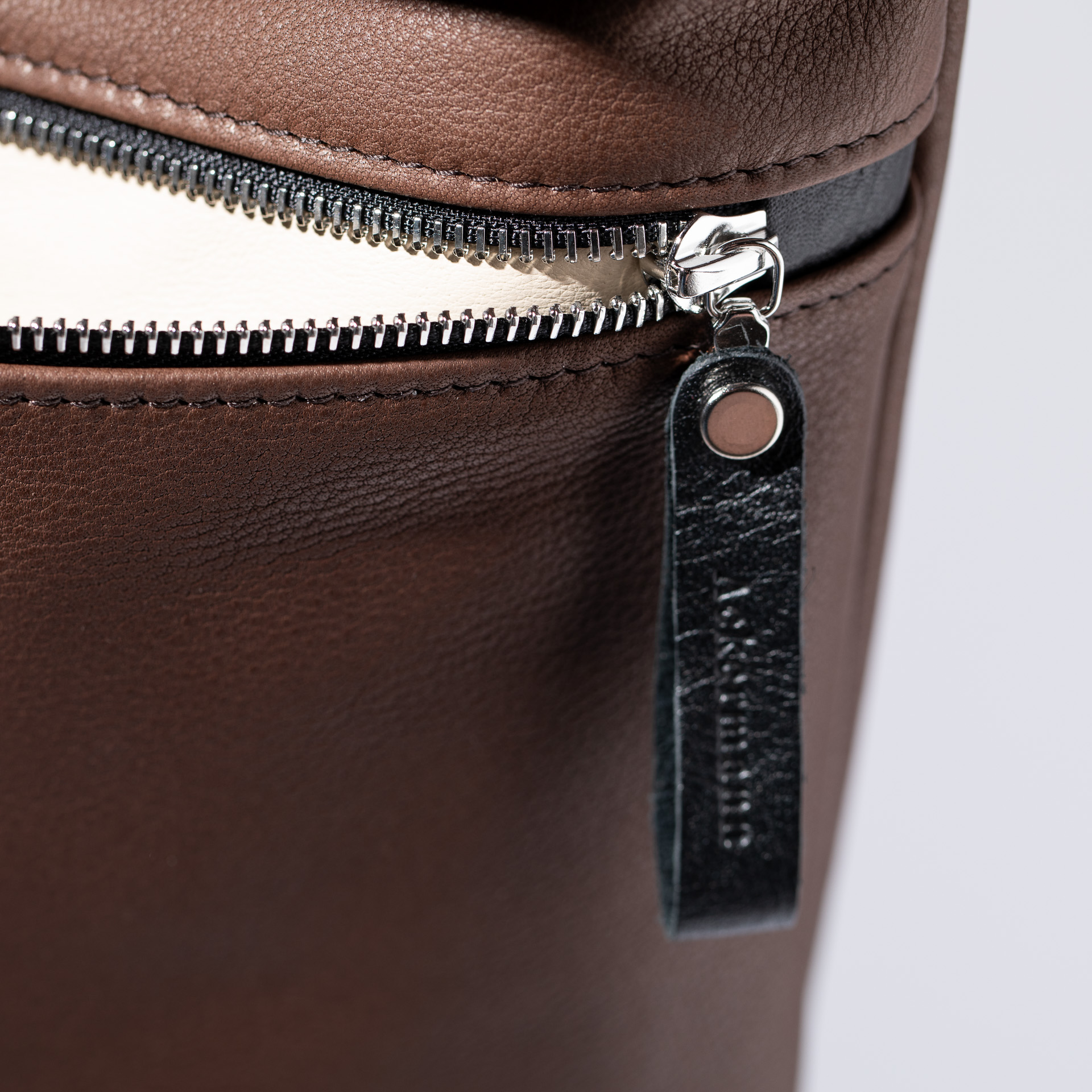 London L crossbody bag made of soft nappa leather