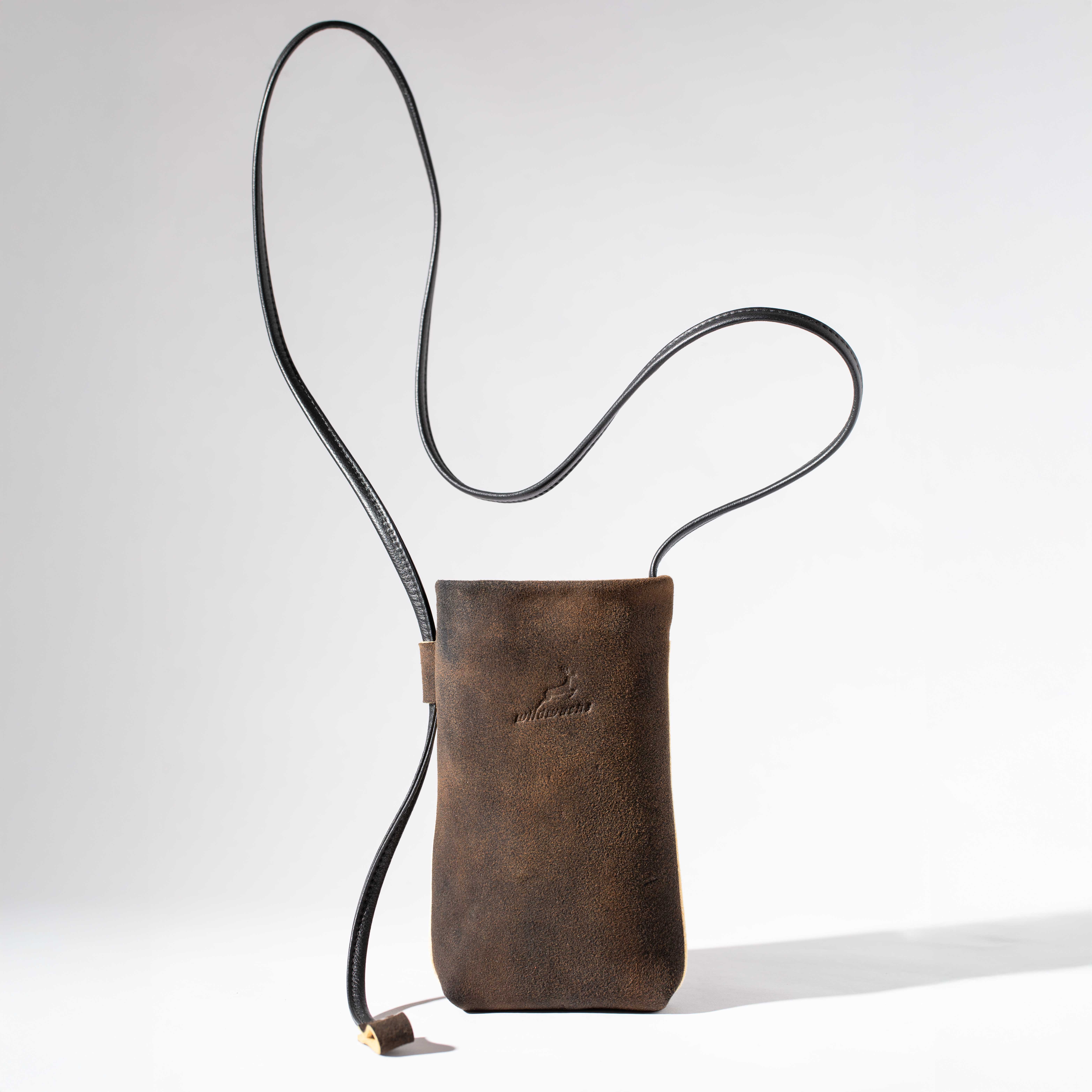 d32.5-olivenleder-davos-schwarz-dkl. braun-saddle-olive-ledertasche-hochformat-klein-lederriemen-ackermann-leder-3