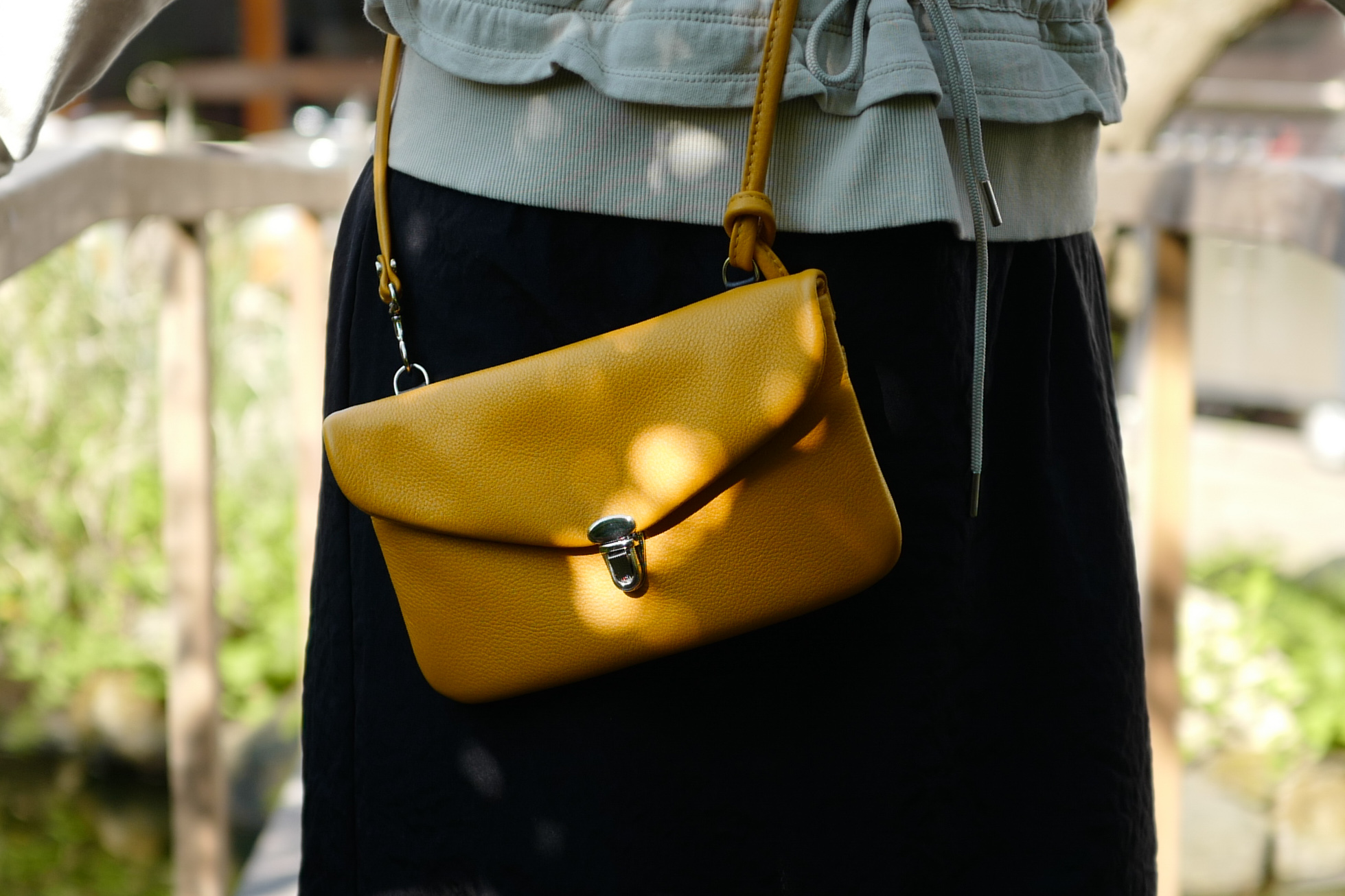 r29.1-l10-ledertasche-gelb-softnappa-rindleder-kleine tasche-steckverschluss