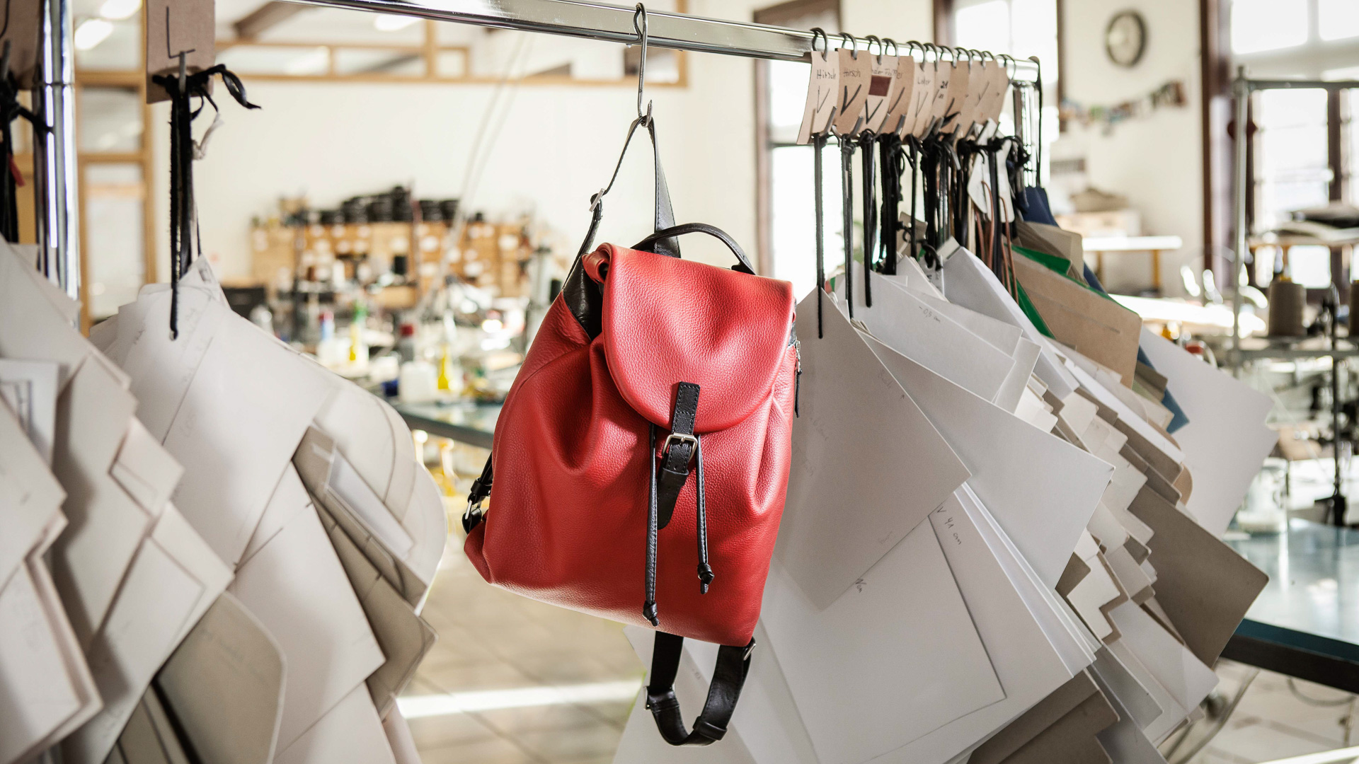 w08s-l21-lederrucksack-rucksack prag-softnappa-rot-manufaktur-ackermann-leder