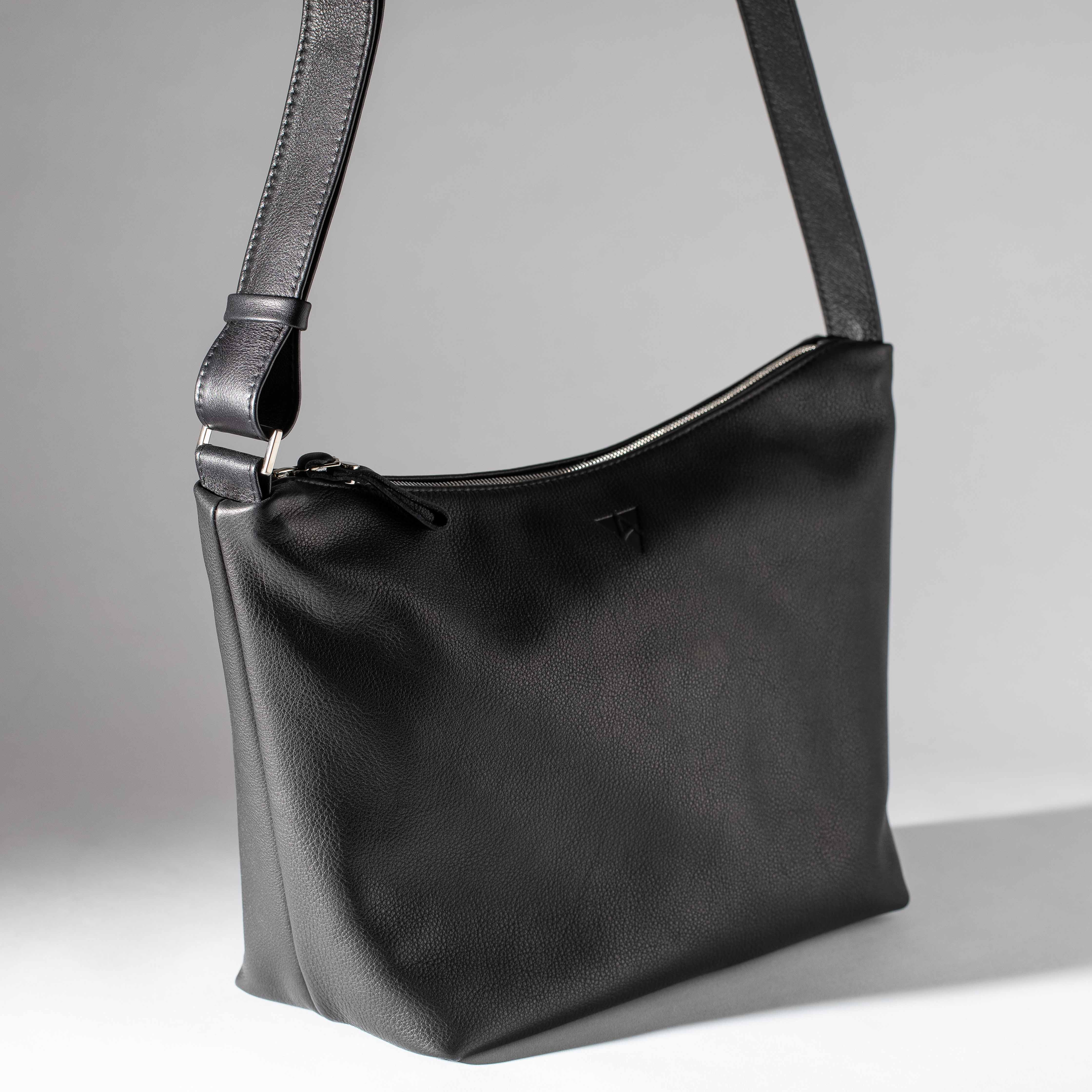 Dublin M shoulder bag made out of softnappa