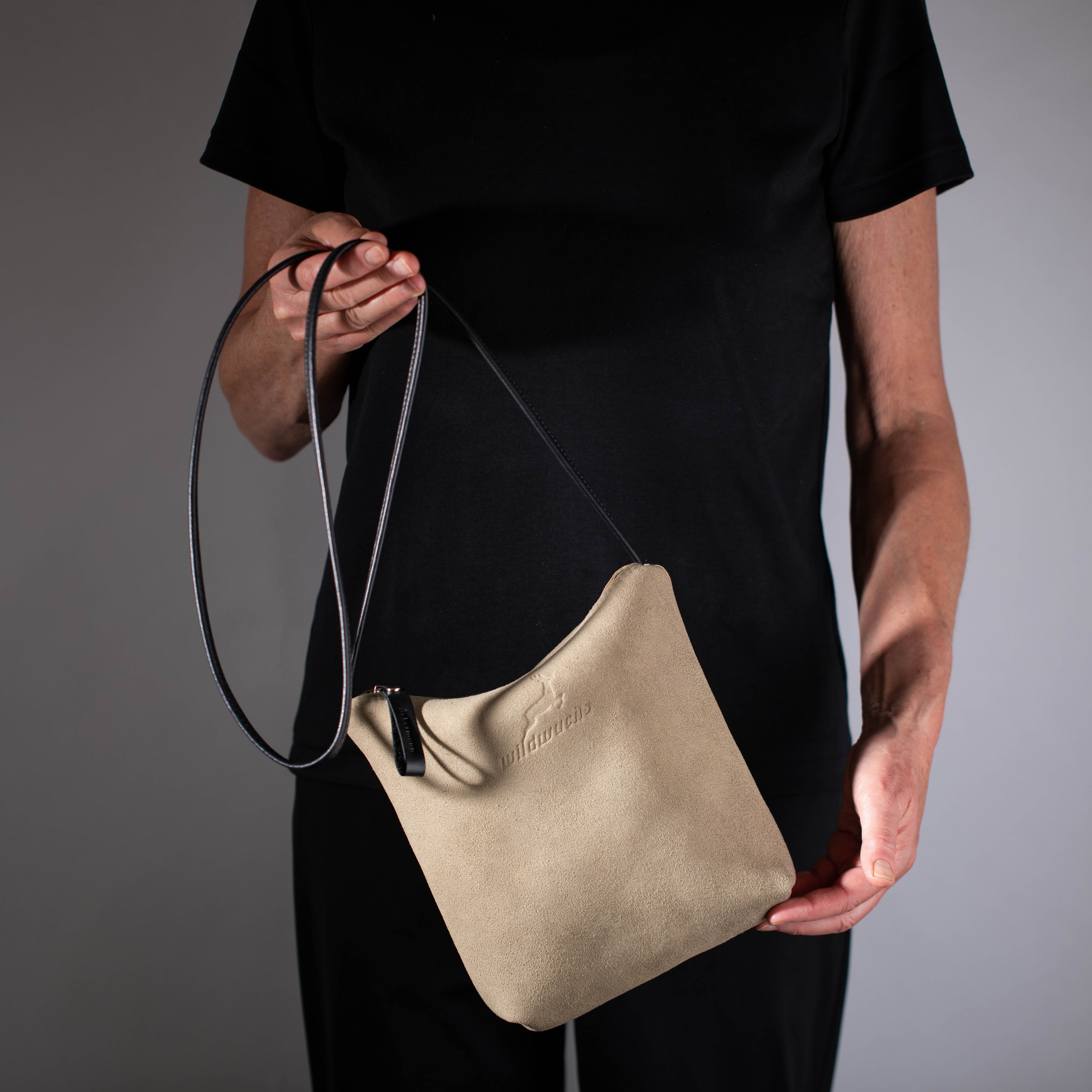 taschen-ackermann-leder-ledertaschen-rucksaecke-person-softnappa-hirschleder-olivenleder-210-Bearbeitet